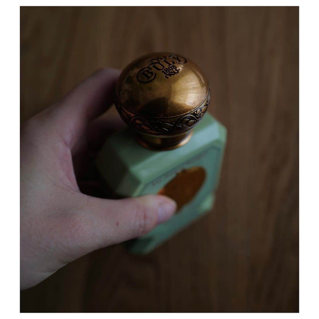 JUNNAさんのインスタグラム写真 - (JUNNAInstagram)「🌿📚  憧れの世界観をもつ唯一無二のブランド パリの総合美容専門店 『オフィシーヌ・ユニヴェルセル・ビュリー』 代官山店にて新コレクションのお披露目  新作は庭園での散策と香りの回想によって生まれた 「菜園の香り」  「レ・ジャルダン・フランセ・ドゥ・オフィシーヌ・ユニヴェルセル・ビュリー」  ゴールドのキャップを冠した洗練されたグリーンのボトル。繊細なブレンドで際立つ、深みのある魅惑的な香り...  土の香りをたずさえた素朴な野菜と香草。  6つのコレクションから私は"オー・トリプル コンコンブル・ダンド・エ・マント・ドゥ・シリィ"を選びました。 夏野菜の瑞々しさ、青さ、真夏の木陰のような 少しひんやりとした香りキューカンバの香りは青々とした色調まで感じさせる。アルコールを使用しない、水性香水ならではの爽やかで軽やかな香りを纏い、香りの逃避行  二枚目はブランドディレクターであり、私の宝物の書籍、世界の美容法を収めた『An Atlas of Natural Beauty』"自然派美容の教科書"の著者。Victoire de Taillacさんと  The new "vegetable Le Jardin secret "palette was a collection that was more and more fascinated by buly's view of the world.  thank you @victoiredetaillac  @officine_universelle_bulyjapan  @officine_universelle_buly   #officineuniversellebuly#buly#代官山#ビュリー」5月28日 11時34分 - junna