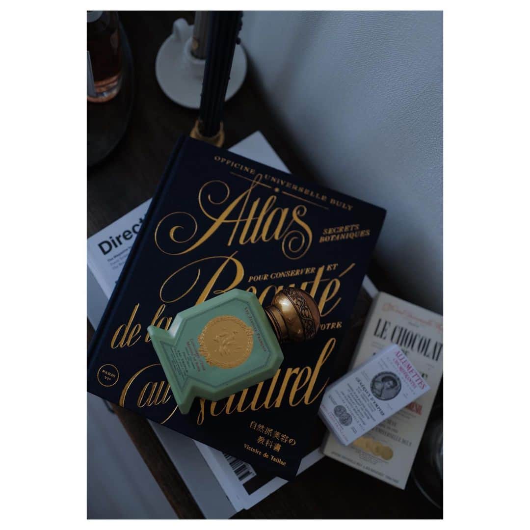 JUNNAさんのインスタグラム写真 - (JUNNAInstagram)「🌿📚  憧れの世界観をもつ唯一無二のブランド パリの総合美容専門店 『オフィシーヌ・ユニヴェルセル・ビュリー』 代官山店にて新コレクションのお披露目  新作は庭園での散策と香りの回想によって生まれた 「菜園の香り」  「レ・ジャルダン・フランセ・ドゥ・オフィシーヌ・ユニヴェルセル・ビュリー」  ゴールドのキャップを冠した洗練されたグリーンのボトル。繊細なブレンドで際立つ、深みのある魅惑的な香り...  土の香りをたずさえた素朴な野菜と香草。  6つのコレクションから私は"オー・トリプル コンコンブル・ダンド・エ・マント・ドゥ・シリィ"を選びました。 夏野菜の瑞々しさ、青さ、真夏の木陰のような 少しひんやりとした香りキューカンバの香りは青々とした色調まで感じさせる。アルコールを使用しない、水性香水ならではの爽やかで軽やかな香りを纏い、香りの逃避行  二枚目はブランドディレクターであり、私の宝物の書籍、世界の美容法を収めた『An Atlas of Natural Beauty』"自然派美容の教科書"の著者。Victoire de Taillacさんと  The new "vegetable Le Jardin secret "palette was a collection that was more and more fascinated by buly's view of the world.  thank you @victoiredetaillac  @officine_universelle_bulyjapan  @officine_universelle_buly   #officineuniversellebuly#buly#代官山#ビュリー」5月28日 11時34分 - junna