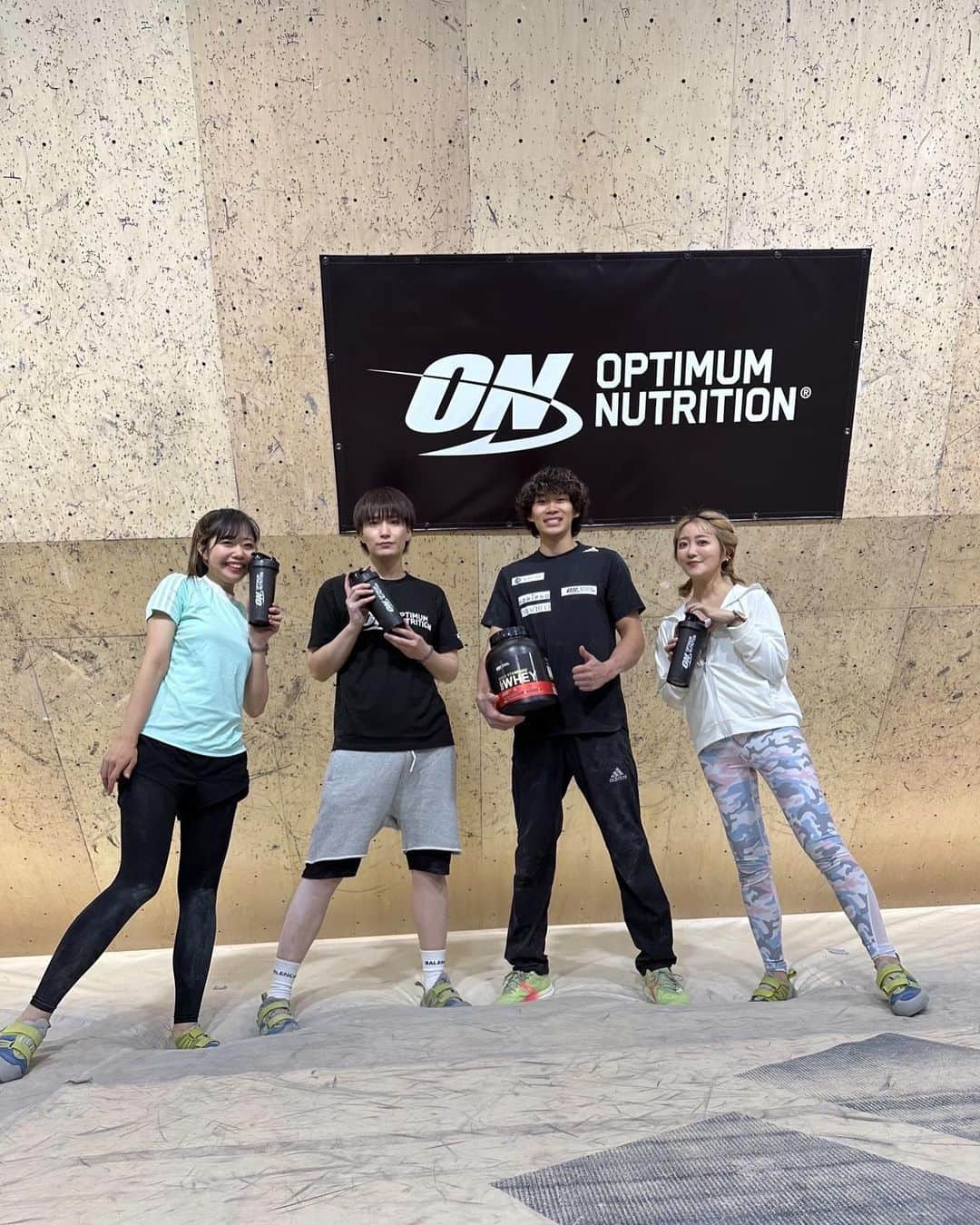 井深克彦さんのインスタグラム写真 - (井深克彦Instagram)「. Optimum Nutrition Presents 【昨日の自分を超えよう】 スポーツクライミングワークショップに 参加してきました🧗 ⁡ プロテインブランドとして 世界的に有名な オプティマム ニュートリション主催の ボルダリング体験のイベントということで 人生初のボルダリングに挑戦してきました✨ ⁡ 最近ジムに通っているし 初心者ながらにできるんじゃないかな？ って自分の力を過信していたんだけど 想像以上に、難しかったです。 ボルダリングをしている皆さん、尊敬します。 ⁡ 体力だけじゃなくて頭も使いながら 進めていくスポーツなんだなって やってみて初めてわかりました🥺 僕は初心者コースで精一杯⚡️ ⁡ でも、普段使わない筋肉を使う感覚、 できない悔しさなんかも味わって ボルダリングの楽しさを 体験することができました☺️ 登るのも難しいけど 降りるのが怖かった😂 （ジャンプする勇気なかった） ⁡ あやのんとなっちゃんと同じチームで 励まし合いながら挑戦しました🧗‍♂️ そしてプロアスリートの 緒方良行さんのお話も聞けて とても楽しい時間でした✨  🎀 @nakajima_ayano  🍬 @nakajima_natsuki  ⁡ 終わった後はしっかり Optimum Nutritionのプロテインを どりん補給しました🐄🍫 プライベートでも飲んでます！☺️ ミルクチョコレート味とか ダブルリッチチョコレート味とか とにかくおいしくて続けられるのが オススメポイント🥛 ⁡ トレーニング後にも飲んだりして 常に昨日の自分を超えられる 生活していきたい🐶 ⁡ @optimumnutrition_jp #昨日の自分を超えよう #オプティマムプロテイン #PR」5月28日 11時37分 - ibuka_katsuhiko