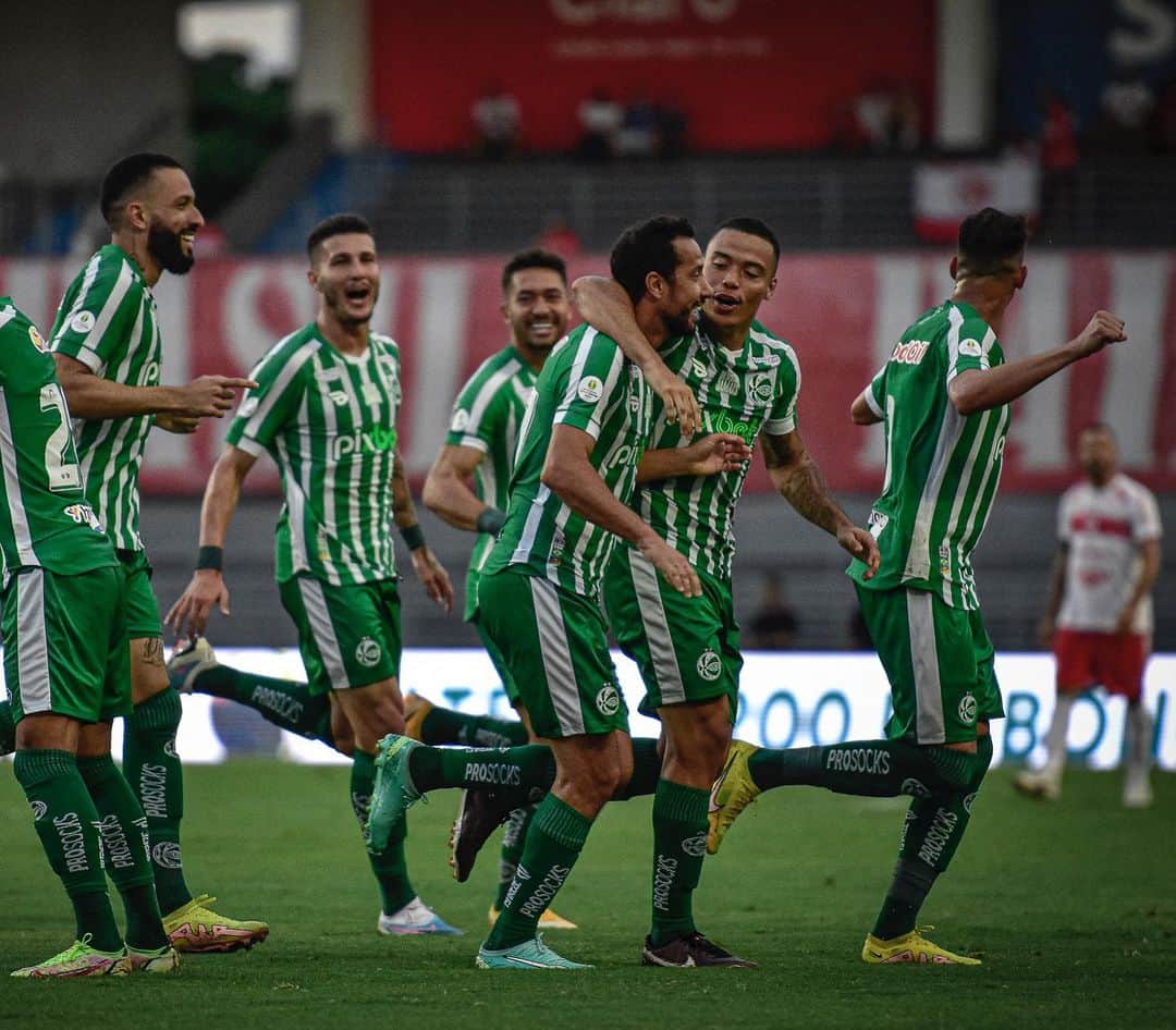 ネネのインスタグラム：「Graças a Deus mais um grande jogo da nossa equipe, seguimos rapaziada firmes em busca do nosso objetivo!🙏🏻💚🤍」