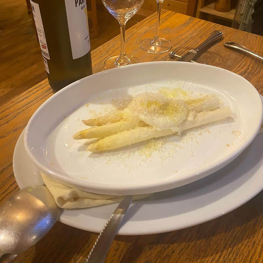 モラレスしれなさんのインスタグラム写真 - (モラレスしれなInstagram)「📍ALBERGO del otto 山梨のペンション村にひっそりとある 南イタリアの家庭料理やさん🍴 ワインも料理もどれ頼んでも絶品！✨️ お魚の香草使いも絶妙すぎて美味しかったな〜♡ 都内ではなかなか食べられない本格料理だな〜と。 あとね！ここのティラミスに一目惚れ(?)して 実はお持ち帰り用も注文した😂 甘ったるくなくて永遠食べれるやつ🍰🫖 素敵なご夫婦がおもてなしして下さって心も体もぽかぽかです🤭 季節によってメニューもコロコロ変わるみたいやから また来たいな〜🫶🏼  #山梨グルメ #富士河口湖町 #アルベルゴデルオット #albergodelotto #南イタリア料理 #イタリアン #wine #ワイン好きな人と繋がりたい #グルメ女子」5月28日 11時41分 - keinarosario