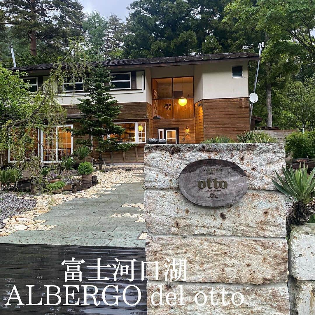 モラレスしれなのインスタグラム：「📍ALBERGO del otto 山梨のペンション村にひっそりとある 南イタリアの家庭料理やさん🍴 ワインも料理もどれ頼んでも絶品！✨️ お魚の香草使いも絶妙すぎて美味しかったな〜♡ 都内ではなかなか食べられない本格料理だな〜と。 あとね！ここのティラミスに一目惚れ(?)して 実はお持ち帰り用も注文した😂 甘ったるくなくて永遠食べれるやつ🍰🫖 素敵なご夫婦がおもてなしして下さって心も体もぽかぽかです🤭 季節によってメニューもコロコロ変わるみたいやから また来たいな〜🫶🏼  #山梨グルメ #富士河口湖町 #アルベルゴデルオット #albergodelotto #南イタリア料理 #イタリアン #wine #ワイン好きな人と繋がりたい #グルメ女子」