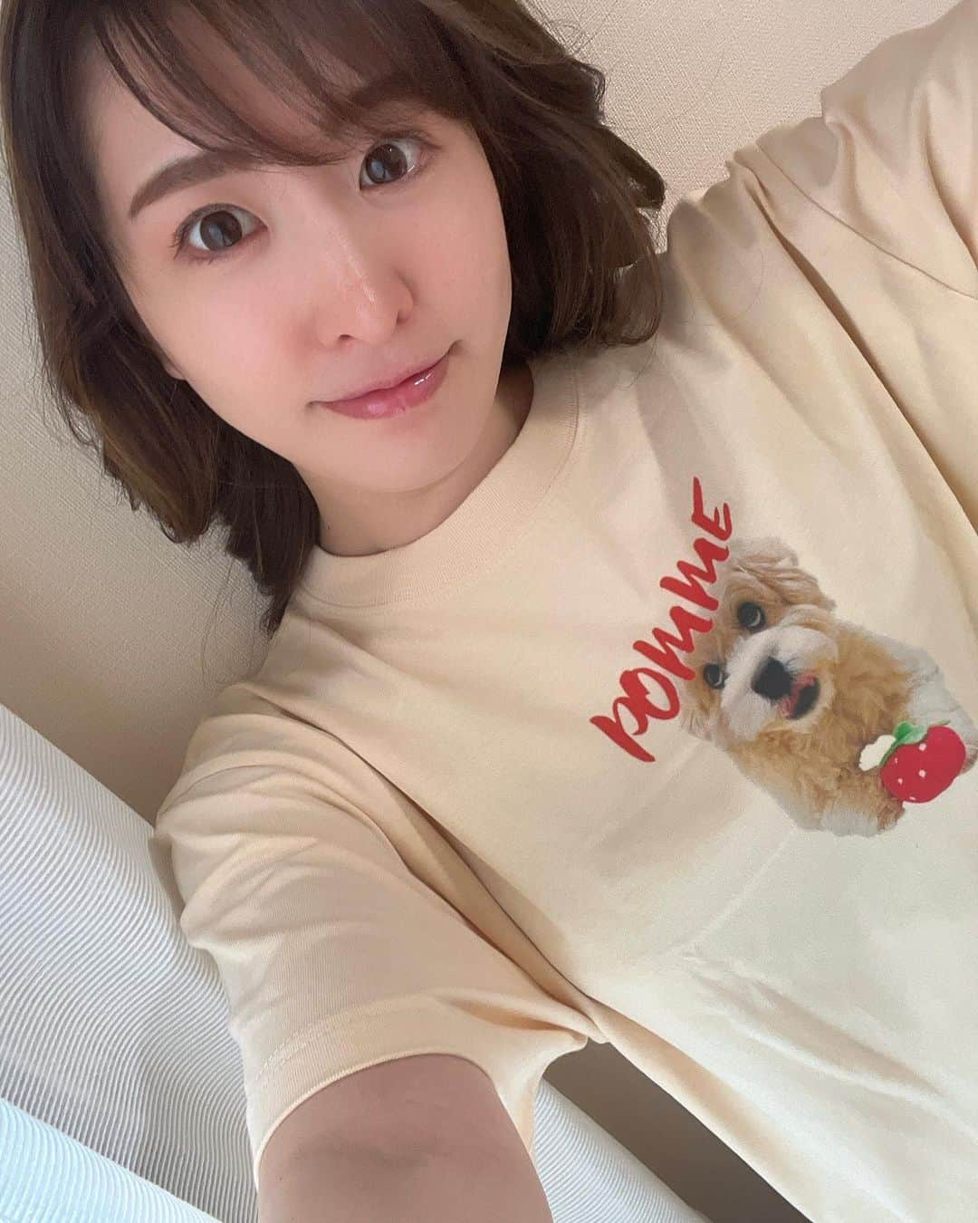 浅香美咲さんのインスタグラム写真 - (浅香美咲Instagram)「販売期間(受注期間) 5/27日(土)〜6/10日(土)  またまた EW×浅香美咲のＴシャツが 販売になりました(⑉• •⑉)❥❥  今回はうちのポムの デザインにしました🐶 pommeは フランス語で林檎🍎  うちのポムちゃんかわいい😍 親バカ全開Tシャツ😆  私の写真をタップすると 購入サイトに飛べます️💓👏 プロフィールハイライトか @eastwoodswear からも購入可ㆆᴗㆆ)♡  販売期間が6/10までと短いので早めに購入して頂けると嬉しいです😃✨  ★注意★ ①現金払いの方は2日間入金が無いと自動キャンセルになってしまうので入金漏れが無いようにしてください。 ②一度購入したらキャンセルや住所変更 サイズ変更が出来ないので間違えがないように購入お願い致します。 ③販売期間を過ぎてしまうと再度、購入が出来なくなるので販売期間内に入金をお願いします。  ポムのアカウント→@pomzou2  #eastwoodwear #printshop #orginalgoods #originaltshirt #tシャツ屋さん #instagood」5月28日 11時45分 - asakamisaki