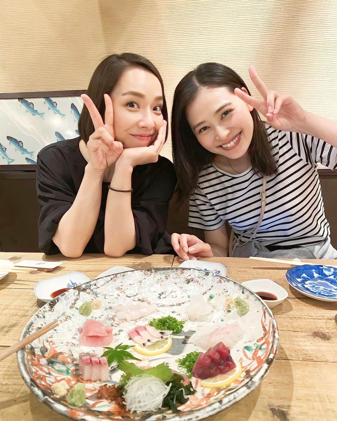 前田友香さんのインスタグラム写真 - (前田友香Instagram)「明るく元気な @miyu_noir ちゃん 愉快な @ma.co.jp ちゃん  乾杯して 話盛り上がって 注文するの忘れて 店員さんにやたら話しかけて サワガニの揚げたやつの 盛り付けで妄想が膨らみ 大笑いしてしまう そんな大人たち🦀  そして 2人の安心感半端ない🤤 この時間好きすぎるし 同じ場所に居れる事 嬉し感激 涙ちょちょぎれるっ🤩  3人で撮り忘れたので マコちゃん追加してみた3枚目😂 #officenoir」5月28日 11時47分 - yukamaeda.maeyuka