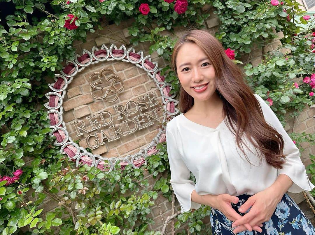 守永真彩のインスタグラム：「. . 2020年。今までの生活がガラッと変わったコロナ幕開けの年。  今はもうwithコロナが定着し、加えてコロナが5類感染症に変わったこともあり日常を取り戻しつつありますが...3年前は悪い夢でも見ているかのような日々を過ごしていました。  そんな中で産声をあげた競走馬たち。  様々な試練を乗り越え、希望の光を灯し続けてくれた7708頭の頂点が今日決まります。  2020年に生まれたことで、今までとは違った苦労も沢山あったと思います。 どの馬が勝っても嬉しい。 心からそう思います😌  全馬無事に、大歓声の中駆け抜けてきて下さい！！  #日本ダービー」