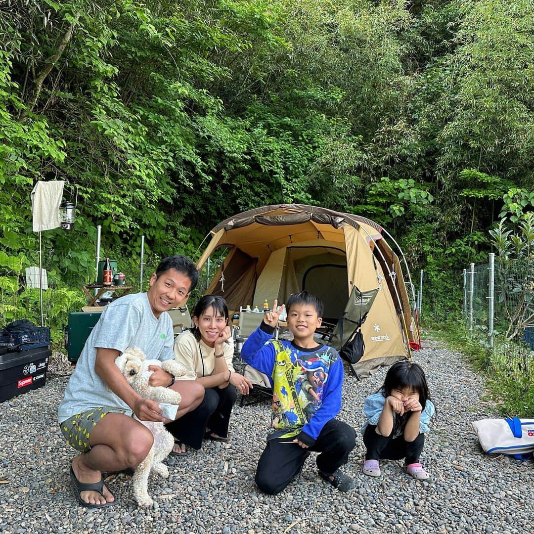 のインスタグラム：「きなこファミリーがキャンプ場に遊びに来てくれました⛺️ 次回は牡蠣もチャレンジしてください🦪 またのお越しをお待ちしております🙇‍♂️  #館山 #手作りキャンプ場 #犬専用　#outtail #dogcamp #平日会員募集中 #フルタイム会員満員御礼 #サブスクキャンプ場 #ドッグラン #ドッグフリーサイト #ワンコキャンプ #outtaildogcamp #犬なしでは生きていけません会#camp #outdoor #アウトドアドッグ#dogcamping #dog_outdoor #ワンコ #dog #doggy #キャンプ」