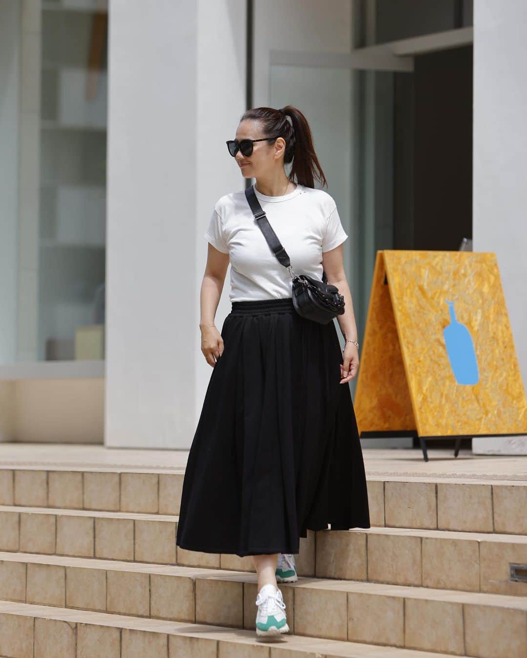 田中幸恵さんのインスタグラム写真 - (田中幸恵Instagram)「___ . 白Tに黒スカート  なんてことない組み合わせだけど、  首周りのダメージが可愛い  @sea_japan の白Tに、 シルエットはキレイなのに スウェット地でカジュアル感がたまらない　@ebure_official のスカートが好み🤍🖤  @date_sneakers_jp のスニーカーは ちょっと差し色したいときにも大活躍🫰🫰  tshirt→ @sea_japan  skirt→ @ebure_official  sneakers→ @date_sneakers_jp  bag→ @pierrehardy   #sea_japan  #ebure  #datesneakers #pierrehardy #pr #tomwood  #hermes #date_sneakers #feelgoodtogether」5月28日 11時53分 - yukie__tanaka