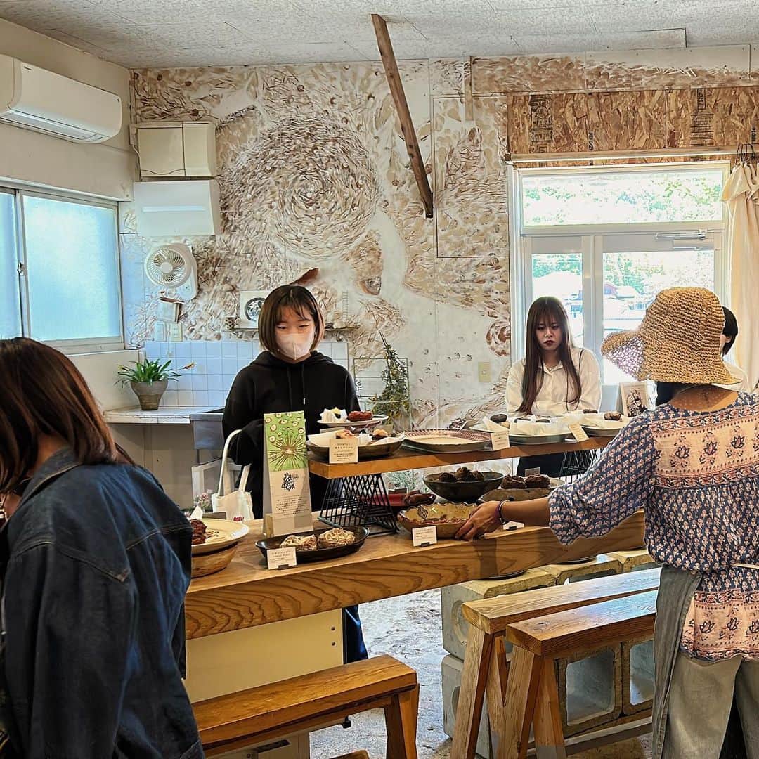 津久井智子さんのインスタグラム写真 - (津久井智子Instagram)「麻こころ茶屋、こんなお店です。 朋ちゃんのドーナッツと🍩 ヒロ氏のコーヒー☕️ 素晴らしく美味しいです。 周りの景色も、働いてる人たちも、わんこ達も最高👍👍 愛の空間です。  6月、また展示とワークショップでお邪魔します😊 @macocorochaya  @theemeralddonuts  #天草 #熊本  #消しゴムはんこ #作品展  #ワークショップ」5月28日 11時56分 - tomokotsukui