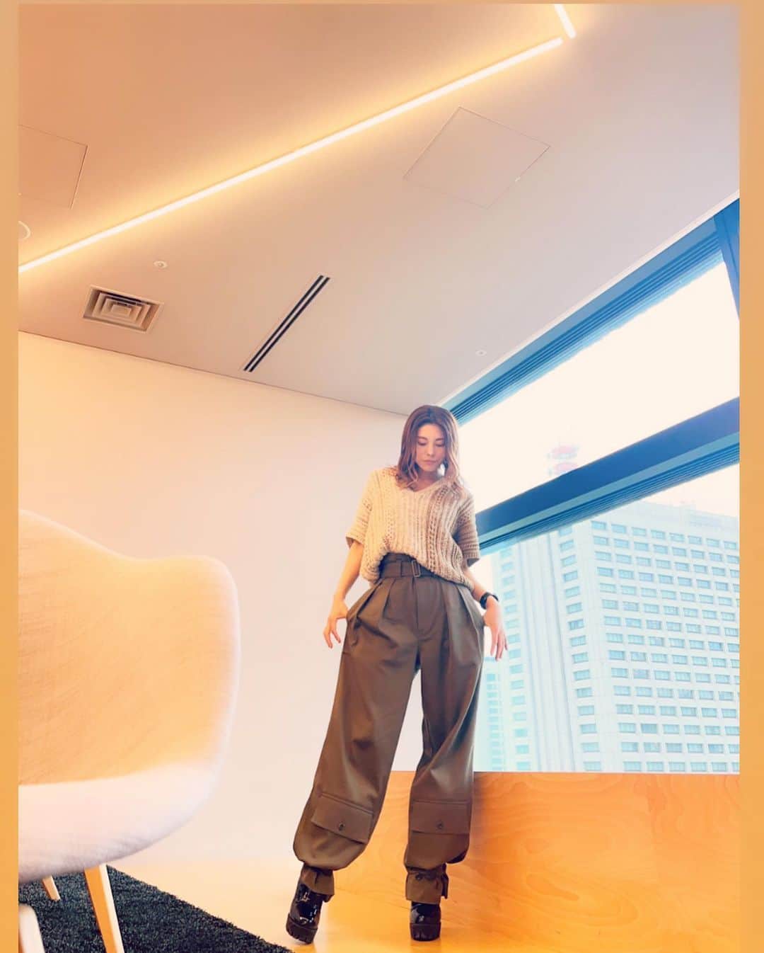 SAYUKIさんのインスタグラム写真 - (SAYUKIInstagram)「衣装　@bananarepublic_jp   4月からMCを務めています　#東京WORLDぐるぐるぐるめ　@channel700_powered_by_jcc   オープニング映像に使われている衣装はバナリパです。ワイルドサファリなカラーとこのパンツの足首を縛るデザインがカッコ良過ぎて😍💕  なんだかんだ辛口ファッションが好きですねえ。(食べ物は辛いの苦手なのに😂)  #SAYUKIfashion #bananarepublic #バナリパ　#サファリファッション　#カーゴパンツ」5月28日 11時59分 - sayukisvoice