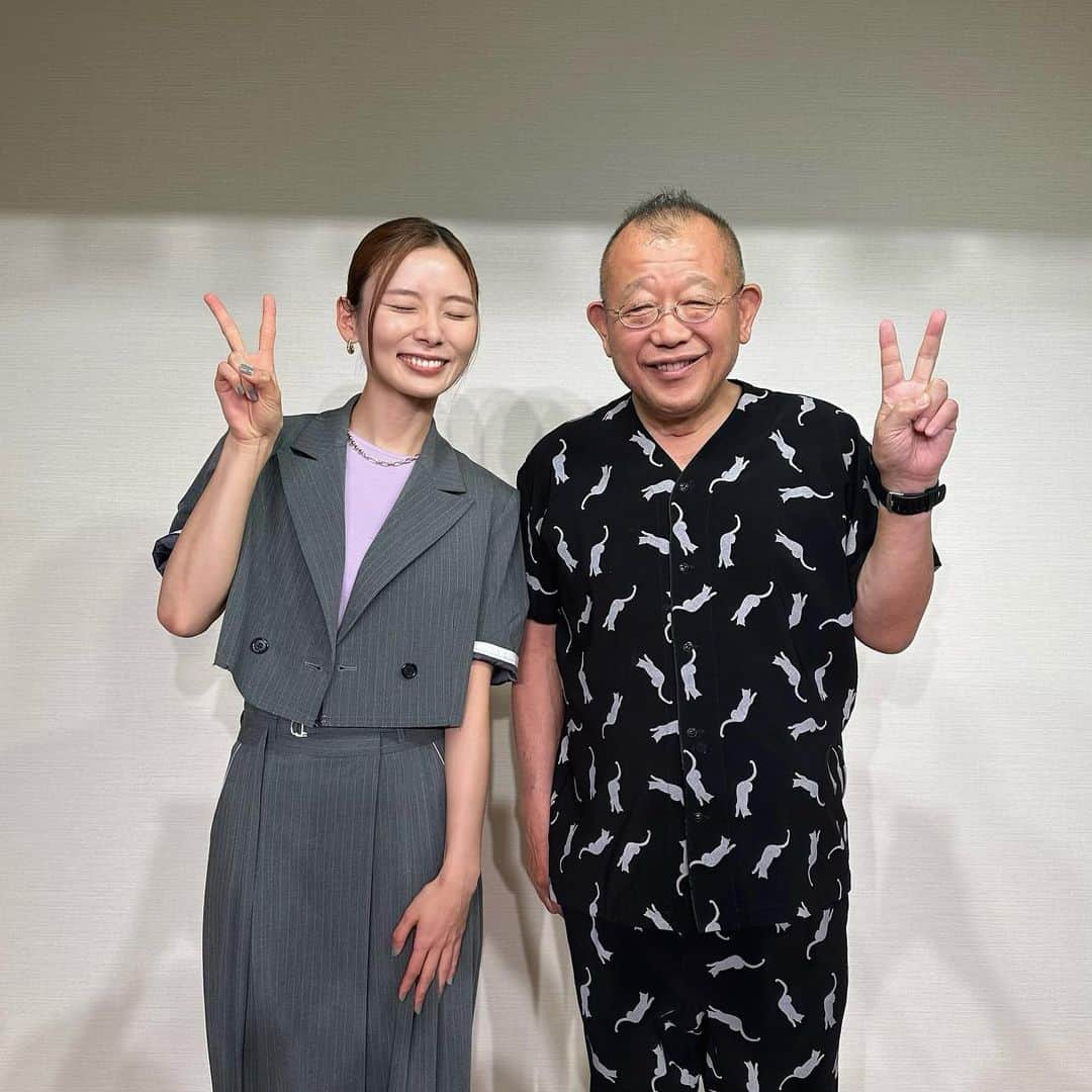 朝日奈央さんのインスタグラム写真 - (朝日奈央Instagram)「昨日は鶴瓶さん主催のイベント「無学の会」に出演しました🌼 ゆっくりお話しするのは、3年前に鶴瓶さんの番組でお話しした以来だったのでとっても楽しみにしていました✨ 鶴瓶さんもお客さんも温かくてあっという間の1時間半だった~😭 帰りの新幹線で食べる用のお弁当まで買ってきてくださったり、どこまでも優しい鶴瓶さんでした😭🌸  #無学の会」5月28日 11時59分 - pop_step_asahi