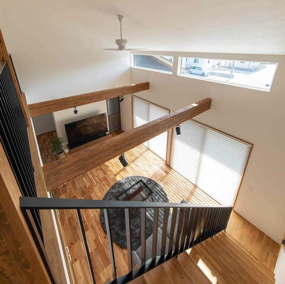 ルポハウス一級建築士事務所さんのインスタグラム写真 - (ルポハウス一級建築士事務所Instagram)「・ ・ ・ 大きな窓から最適な日差しだけを取り込む、吹き抜けリビング。 ・ 表情豊かなアカシアの無垢床と梁を合わせた、居心地の良い空間に家族が集まります。階段下には収納も。 ・ ・ ・ 𓐌𓐌𓐌𓐌𓐌𓐌𓐌𓐌𓐌𓐌𓐌𓐌𓐌𓐌𓐌𓐌𓐌𓐌  ルポハウスの施工事例はこちらまで☞ @reposhouse  𓐌𓐌𓐌𓐌𓐌𓐌𓐌𓐌𓐌𓐌𓐌𓐌𓐌𓐌𓐌𓐌𓐌𓐌 #ルポハウス は#ちょっとかっこいい家 を"友人のために" という思いでつくっています。 一生に一度の#マイホーム。 「あなたにしかできない」×「ルポハウスだからできる」で、 私たちだけの#家づくり を思いっきり楽しんでみませんか？！ ・ ・ ・ #住宅 #注文住宅 #新築一戸建て #家づくり計画 #一級建築士事務所 #設計事務所  #滋賀の設計事務所 #リビング #リビングインテリア #リビングダイニング #吹き抜け #吹き抜けリビング #化粧梁 #化粧梁のあるリビング #無垢床 #アカシア #ひな壇階段 #雛壇階段 #階段下収納 #階段下スペース」5月28日 12時00分 - reposhouse