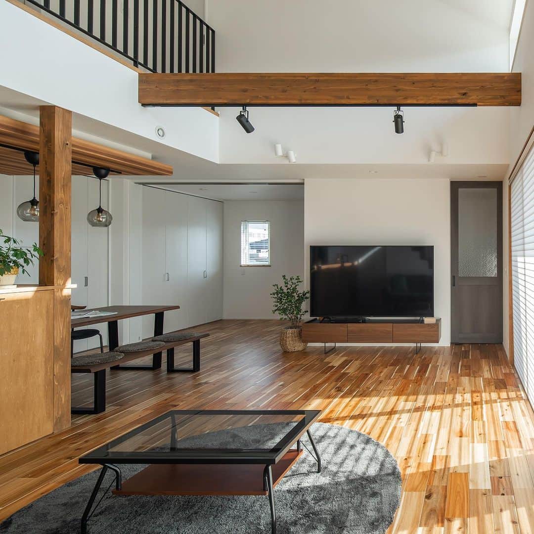 ルポハウス一級建築士事務所さんのインスタグラム写真 - (ルポハウス一級建築士事務所Instagram)「・ ・ ・ 大きな窓から最適な日差しだけを取り込む、吹き抜けリビング。 ・ 表情豊かなアカシアの無垢床と梁を合わせた、居心地の良い空間に家族が集まります。階段下には収納も。 ・ ・ ・ 𓐌𓐌𓐌𓐌𓐌𓐌𓐌𓐌𓐌𓐌𓐌𓐌𓐌𓐌𓐌𓐌𓐌𓐌  ルポハウスの施工事例はこちらまで☞ @reposhouse  𓐌𓐌𓐌𓐌𓐌𓐌𓐌𓐌𓐌𓐌𓐌𓐌𓐌𓐌𓐌𓐌𓐌𓐌 #ルポハウス は#ちょっとかっこいい家 を"友人のために" という思いでつくっています。 一生に一度の#マイホーム。 「あなたにしかできない」×「ルポハウスだからできる」で、 私たちだけの#家づくり を思いっきり楽しんでみませんか？！ ・ ・ ・ #住宅 #注文住宅 #新築一戸建て #家づくり計画 #一級建築士事務所 #設計事務所  #滋賀の設計事務所 #リビング #リビングインテリア #リビングダイニング #吹き抜け #吹き抜けリビング #化粧梁 #化粧梁のあるリビング #無垢床 #アカシア #ひな壇階段 #雛壇階段 #階段下収納 #階段下スペース」5月28日 12時00分 - reposhouse