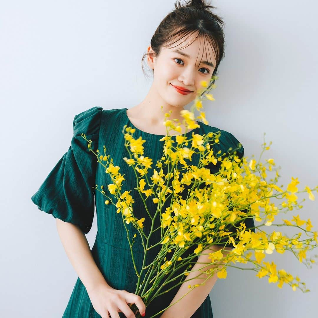 NATURAL BEAUTY BASICのインスタグラム：「LIMITED EDITION  Healthy Feminine ～2023 Early Summer～ Meets.Karin Takubo  田久保夏鈴さんがドラマチックに着こなす初夏の新作をデリバリー。 さりげないカットアウトや、シアー素材のリラクシーな肌見せに、 レディ感はしっかりキープしつつもコンフォートなシルエット… この季節にジャストな“ヘルシーフェミニン”クローズをラインナップ。  ヘルシーなカットアウトの肌見せで 定番サマーワンピをリフレッシュ  ■サークルカットアウトワンピース ¥13,970 tax in size:M/PS color:クロ/グリーン #0173240630  繊細な柄や色鮮やかなグリーンカラーがドラマチックなロングワンピース。 袖部分の丸いカットアウトがトレンド感満点。 ウエスト高めの位置に絞りを入れたフィット＆フレアシルエットが、 さらっと1枚でスタイルアップを実現。 サマーシーズンに活躍必至のアイテムです。  ---------------------------------------  公式オンラインサイトにて プレオーダー受付中✨  6/2(金)～店頭販売スタートとなります。  ＜取り扱い店舗・オンラインストア＞ 札幌ステラプレイス エスパル仙台 ルミネ大宮 ルミネ池袋 ルミネ荻窪 新宿ミロード 銀座インズ ラゾーナ川崎 ジョイナス タカシマヤゲートタワーモール 阪急三番街 ルクア大阪 京都ポルタ 天神地下街 NBB公式オンラインストア（SANEI bd ONLINE)  #田久保夏鈴 さん #LIMITEDEDITION #限定商品 #限定 #予約 #プレオーダー #ワンピース #グリーンワンピ #カラーワンピース #お出かけコーデ #肌見せ #オフィスコーデ #オフィスカジュアル #通勤コーデ #大人可愛い #春コーデ #カラーコーデ  #着回しコーデ #きれいめカジュアル #ベーシックコーデ #ベーシック #ナチュラルコーデ #トレンドスタイル #シンプルコーデ #ナチュラルビューティーベーシック #naturalbeautybasic」
