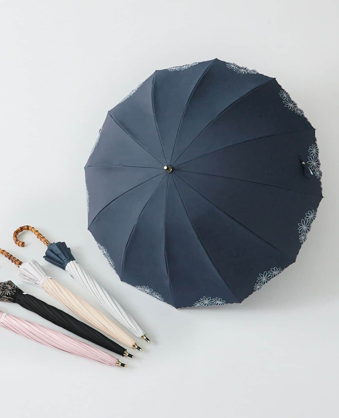 Fashionsnap.comさんのインスタグラム写真 - (Fashionsnap.comInstagram)「【特集】「一万本売れたらヒット」の傘業界で10万本を売り上げ。今夏売り切れ必至、機能性に極振りの“ガチ日傘”「ウーボ」が人気。⁠ ⁠ 　日傘市場がここ数年で拡大している。レインコートや傘などを展開する「ワールドパーティー（Wpc.）」によると、雨傘より日傘の方が販売数を伸ばしており、ブランドが発足した2004年から日傘の販売数は右肩上がりに伸長。2019年の日傘の総販売本数が約240万本だったのに対し、2023年の今年は約300万本の販売本数を見込んでいるという。また、市場に出回る日傘にもアップデートが見られ、今年は低価格帯の日傘ではなく、ワールドパーティーが新規開発した中間価格帯ながら機能性を重視した“ガチ日傘”が特に人気を集めている。⁠ ⁠ 記事全文は @fashionsnapcom プロフィールのリンクから🔗⁠ ⁠ #日傘 #傘 #ウーボ #uvo #特集_fs」5月28日 12時02分 - fashionsnapcom