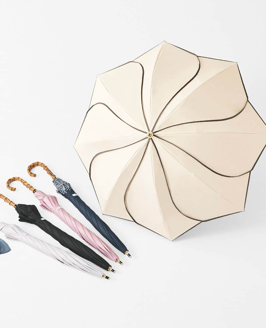 Fashionsnap.comさんのインスタグラム写真 - (Fashionsnap.comInstagram)「【特集】「一万本売れたらヒット」の傘業界で10万本を売り上げ。今夏売り切れ必至、機能性に極振りの“ガチ日傘”「ウーボ」が人気。⁠ ⁠ 　日傘市場がここ数年で拡大している。レインコートや傘などを展開する「ワールドパーティー（Wpc.）」によると、雨傘より日傘の方が販売数を伸ばしており、ブランドが発足した2004年から日傘の販売数は右肩上がりに伸長。2019年の日傘の総販売本数が約240万本だったのに対し、2023年の今年は約300万本の販売本数を見込んでいるという。また、市場に出回る日傘にもアップデートが見られ、今年は低価格帯の日傘ではなく、ワールドパーティーが新規開発した中間価格帯ながら機能性を重視した“ガチ日傘”が特に人気を集めている。⁠ ⁠ 記事全文は @fashionsnapcom プロフィールのリンクから🔗⁠ ⁠ #日傘 #傘 #ウーボ #uvo #特集_fs」5月28日 12時02分 - fashionsnapcom