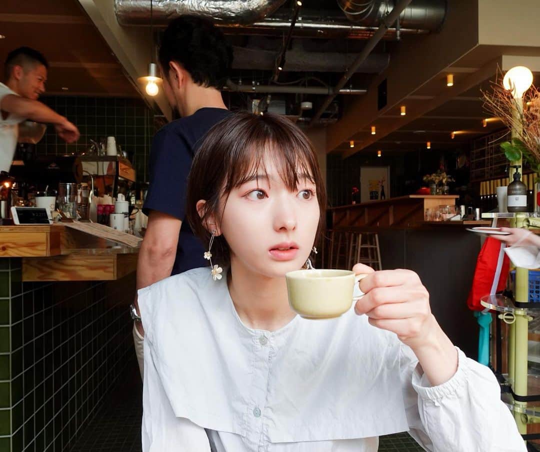 搗宮姫奈さんのインスタグラム写真 - (搗宮姫奈Instagram)「all days place（ @alldayplace_shibuya ） ONIBUS COFFEEの系列店舗。  ONIBUS COFFEEとは、コーヒー好き、またはカフェをやっている方々が口を揃えて「行った方がいい」と言うコーヒー屋さん。  中目のONIBUSへ行き、空間もコーヒーも最強オブ最強すぎて次の日には渋谷にある系列店舗、all days placeへ！🥺🫶🏻  ビール屋さんと併設されていて、昼に来ても夜に来てもめちゃめちゃいい空間でした🥺  それでいてやっぱりコーヒーが美味しい🤣🫶🏻  エスプレッソ、ハンドドリップ、カフェラテの3つを色んな店舗で飲み比べてるのですが もう飲みやすさが圧倒的🤣☕️ #褒めすぎ  、、とはいえまだまだ繊細な味の違いはわかっていない気がするのでもっと研究するぞ🔥  ---------  all days place（ @alldayplace_shibuya ）  menu☕︎ ☑︎エスプレッソ ☑︎カフェラテ ☑︎ハンドドリップ（コロンビア）  ーーーーーー #ひめカフェ巡り  #渋谷 #渋谷カフェ #カフェ巡り #カフェ好き #カフェ散歩 #カフェ女子 #カフェ活 #コーヒータイム #コーヒースタンド #コーヒー好き #コーヒー豆」5月28日 12時04分 - himenachaaaaan