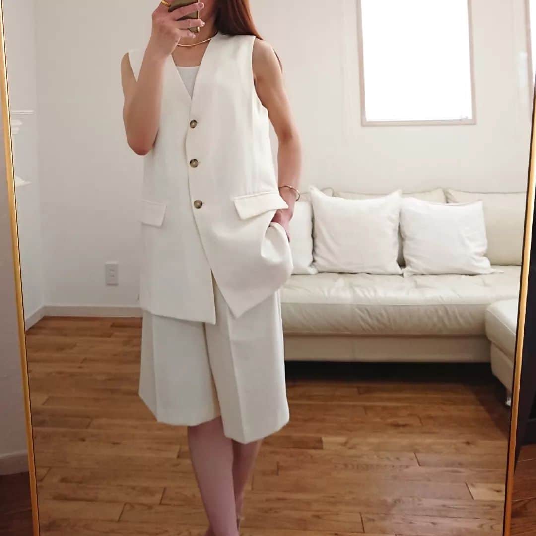 nori0620のインスタグラム：「それぞれ別のアイテムだけど、セットアップ風に ジレ、バミューダパンツ共にZARA  XSといえども、ウエストはかなり緩め、全体的に大きめのサイズ感  サイズ調整やアクセントにベルトを使用しても♪  #ジレ #バミューダパンツ @zara  #instafashion#fashion#code#outfit#ファッション#コーデ#zara#zaraコーデ#ジレ#バミューダパンツ#ワントーンコーデ##夏コーデ#ママファッション#mamafashion」
