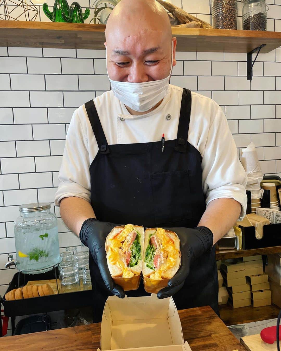 小川麻琴さんのインスタグラム写真 - (小川麻琴Instagram)「めちゃくちゃ素敵な サンドイッチ専門店を見つけちゃったの🤫❤️  インスタを見ていて 行ってみたいなぁと思っていた @3deux1_sandwich さん🥪  なんとこのお店 カスタムのサンドイッチを作れるんだよー！  数あるメニューの中から自分の好きな2種類を選んでサンドしてもらうんだけど、どれも美味しそうでめちゃくちゃ迷いました、、🥹  悩んだ結果、私は  ・ツナ&ナッツ ・レッドチェダーチーズオムレツ  をチョイスしたよー😋  具材たっぷりで、目の前でオムレツも作ってくれて、もうパラダイス🥹  お店の方もと〜っても良い方達で、初対面なのに普通にパントークで盛り上がり写真まで撮って頂きました☺️  天気も良かったし 近くの公園でピクニック気分で食べたんだけど、本当に本当に美味しかった！！ 具材はもちろんだけど、食パンも感動の美味しさで絶対にまた行きたいお店🫣❤️  #カスタム #サンドイッチ #3deux1  #トロワドゥアン  #学芸大学  #めちゃくちゃ美味しい  #まことパン #まことベーグル #パンスタグラム」5月28日 12時05分 - 1029_makoto