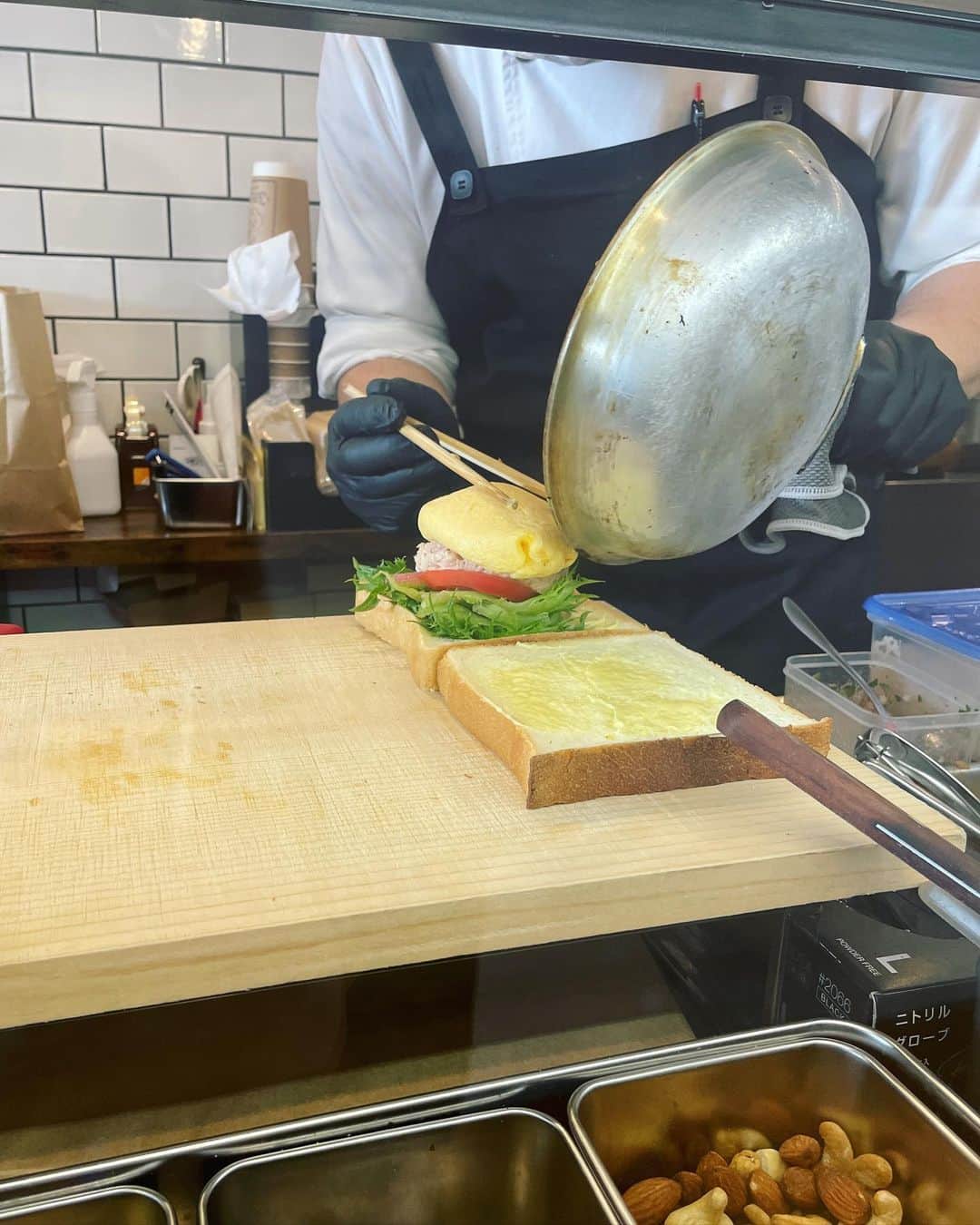 小川麻琴さんのインスタグラム写真 - (小川麻琴Instagram)「めちゃくちゃ素敵な サンドイッチ専門店を見つけちゃったの🤫❤️  インスタを見ていて 行ってみたいなぁと思っていた @3deux1_sandwich さん🥪  なんとこのお店 カスタムのサンドイッチを作れるんだよー！  数あるメニューの中から自分の好きな2種類を選んでサンドしてもらうんだけど、どれも美味しそうでめちゃくちゃ迷いました、、🥹  悩んだ結果、私は  ・ツナ&ナッツ ・レッドチェダーチーズオムレツ  をチョイスしたよー😋  具材たっぷりで、目の前でオムレツも作ってくれて、もうパラダイス🥹  お店の方もと〜っても良い方達で、初対面なのに普通にパントークで盛り上がり写真まで撮って頂きました☺️  天気も良かったし 近くの公園でピクニック気分で食べたんだけど、本当に本当に美味しかった！！ 具材はもちろんだけど、食パンも感動の美味しさで絶対にまた行きたいお店🫣❤️  #カスタム #サンドイッチ #3deux1  #トロワドゥアン  #学芸大学  #めちゃくちゃ美味しい  #まことパン #まことベーグル #パンスタグラム」5月28日 12時05分 - 1029_makoto