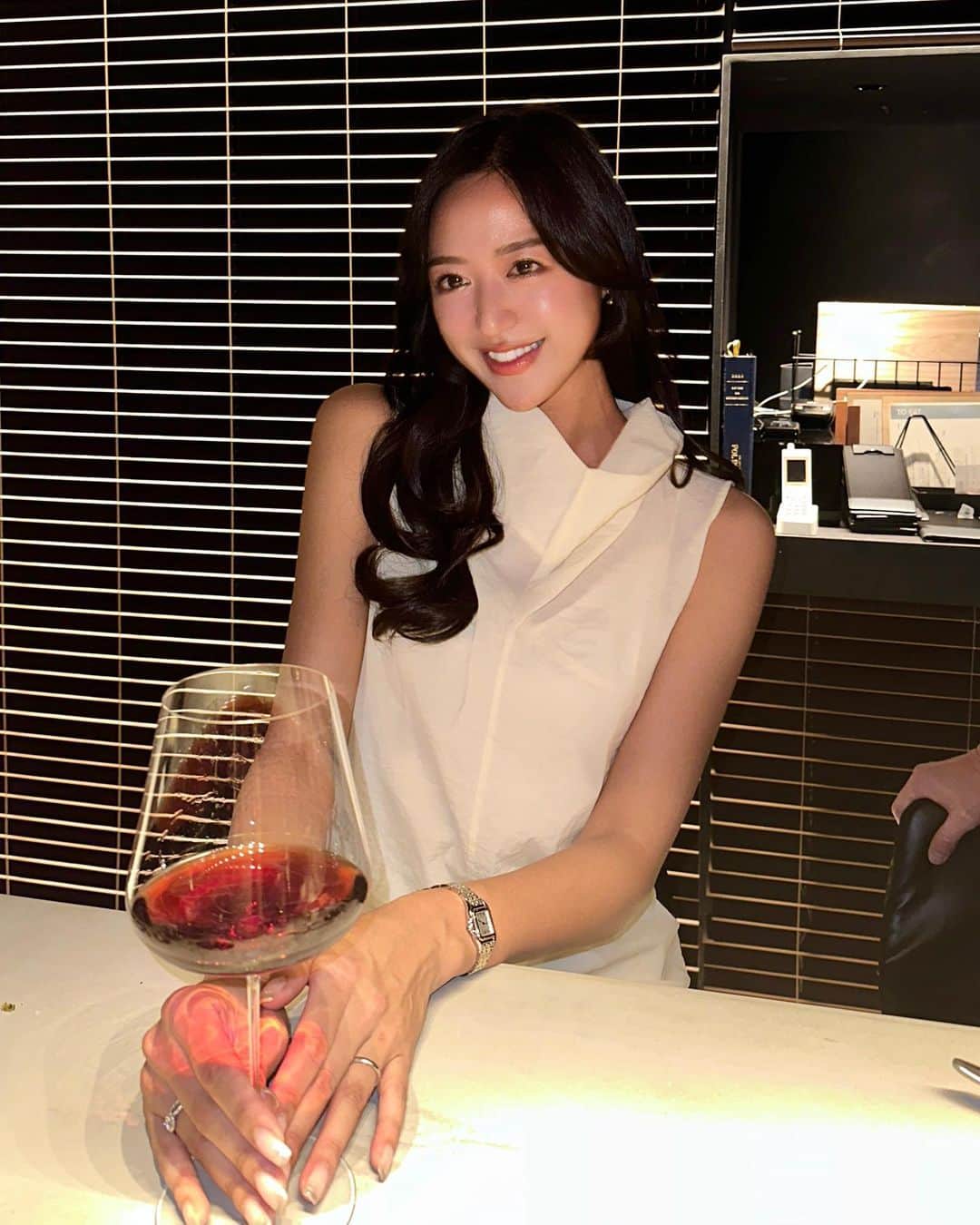のインスタグラム：「せえたん行きつけのお店 わたしもこことっても好き♡  #cellardoor  #黒髮ロング」