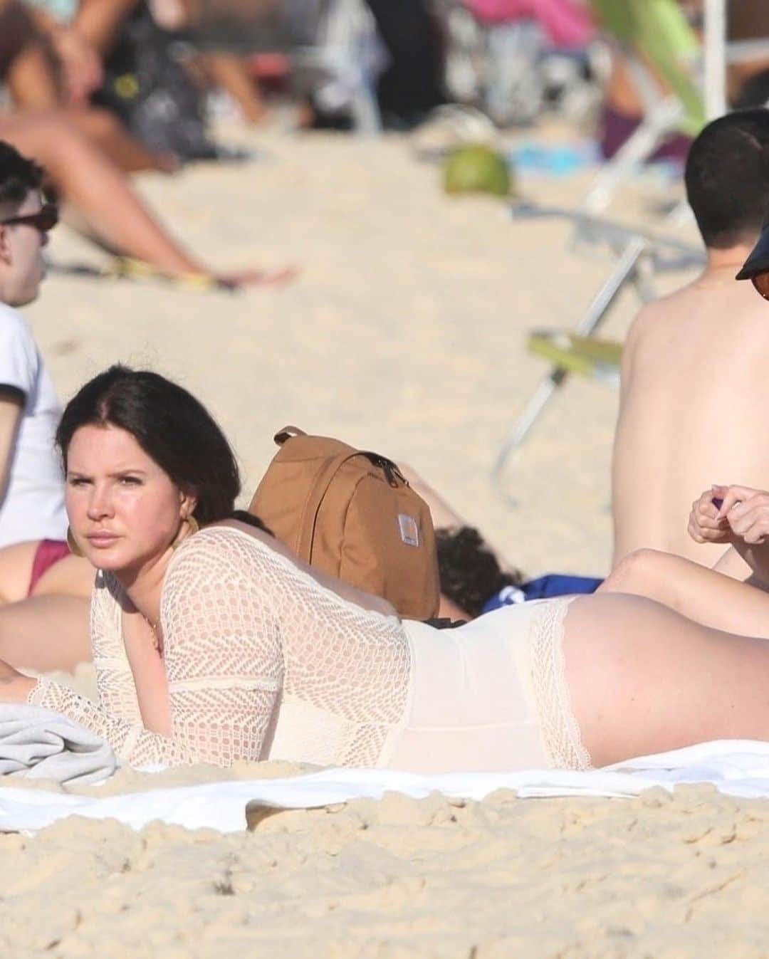 Just Jaredさんのインスタグラム写真 - (Just JaredInstagram)「Lana Del Rey soaked up the sun during a day at the beach in Brazil on Friday. We've got so many more pics on JustJared.com! #LanaDelRey Photos: Backgrid」5月28日 12時17分 - justjared