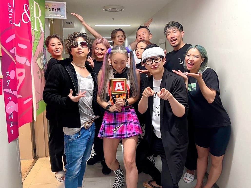 倖田來未さんのインスタグラム写真 - (倖田來未Instagram)「. 昨日青森公演でした！！ とんでもない盛り上がり！！笑笑 ⁡ そして、もうないでしょと思った みーもからの差し入れがまたもやきました！笑笑 松岡にーやんとがっくんが来てくれてました！ モノマネの、、笑笑 ⁡ 本番中に、生カメで抜かせていただいたのですが、 ほぼ青森の方は、本物だと思ってらっしゃって！爆 モノマネの人やでーと言わないとわからないくらい似てるってすごいよね！！ ⁡ 青森公演、ほんっと心に残るライブでした！！ また帰ってきまーす！！ ⁡ #KODATOUR23 #kodakumi #倖田來未」5月28日 12時17分 - kodakumi_official