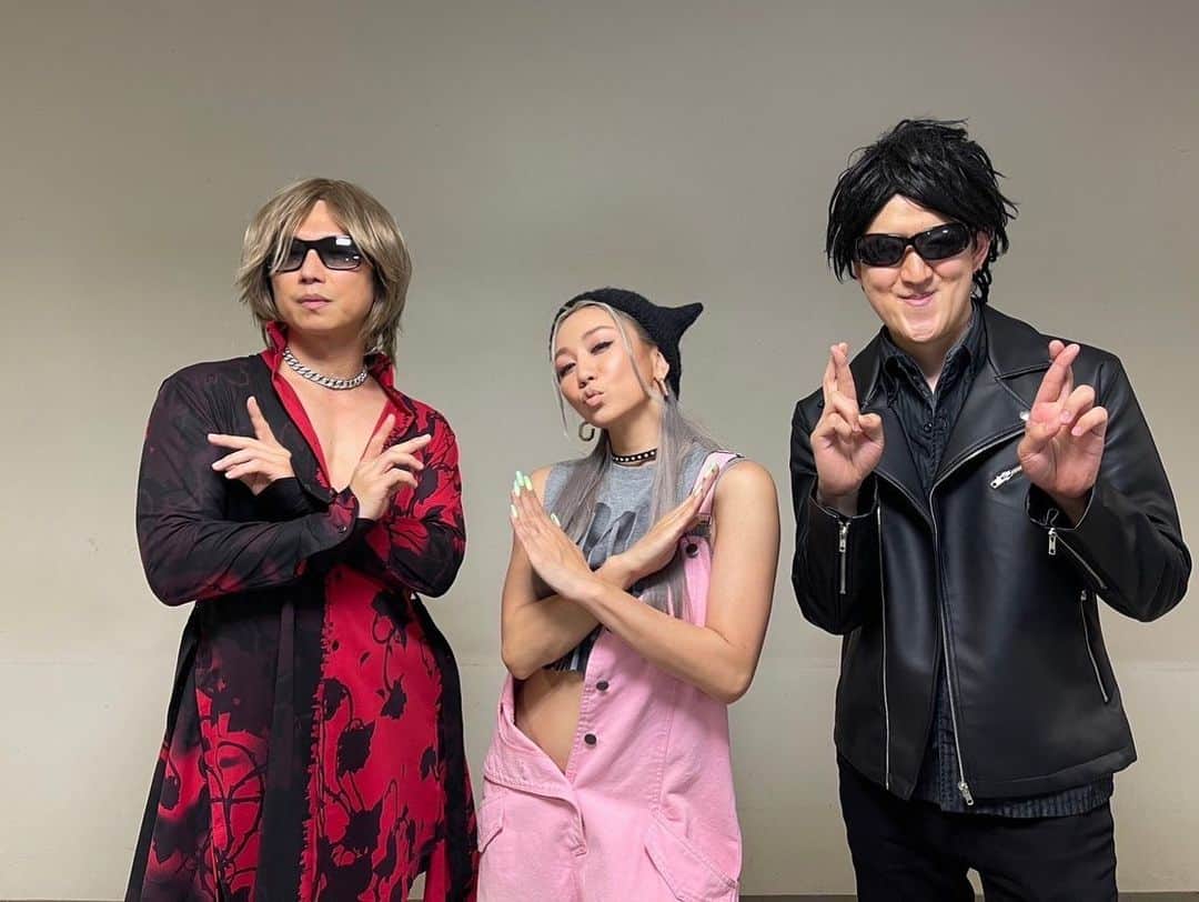 倖田來未さんのインスタグラム写真 - (倖田來未Instagram)「. 昨日青森公演でした！！ とんでもない盛り上がり！！笑笑 ⁡ そして、もうないでしょと思った みーもからの差し入れがまたもやきました！笑笑 松岡にーやんとがっくんが来てくれてました！ モノマネの、、笑笑 ⁡ 本番中に、生カメで抜かせていただいたのですが、 ほぼ青森の方は、本物だと思ってらっしゃって！爆 モノマネの人やでーと言わないとわからないくらい似てるってすごいよね！！ ⁡ 青森公演、ほんっと心に残るライブでした！！ また帰ってきまーす！！ ⁡ #KODATOUR23 #kodakumi #倖田來未」5月28日 12時17分 - kodakumi_official