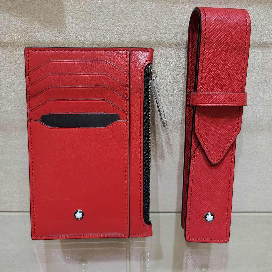 Omotecho Style Storeさんのインスタグラム写真 - (Omotecho Style StoreInstagram)「Mont Blancの革小物入荷しています♪ 珍しい赤のペンケースやコインケースもあります(*^^*) 革の見た目で同じデザインでも違う雰囲気になるので、あなたに合ったデザインを一緒に見つけましょう(^^♪ #Mont Blanc#革小物#コインケース#ペンケース#財布#カードケース#オシャレ#かっこいい#表町#表町スタイルストア#tomiya#トミヤ#モンブラン#革製品#カジュアル#革財布#ポケットサイズ#筆記具#小銭入れ#ビジネスカジュアル #手触り最高 #長く使える#プレゼント#ケース#岡山#雑貨#雑貨のお店 #万年筆#ボールペン#高級」5月28日 12時10分 - omotechostylestore