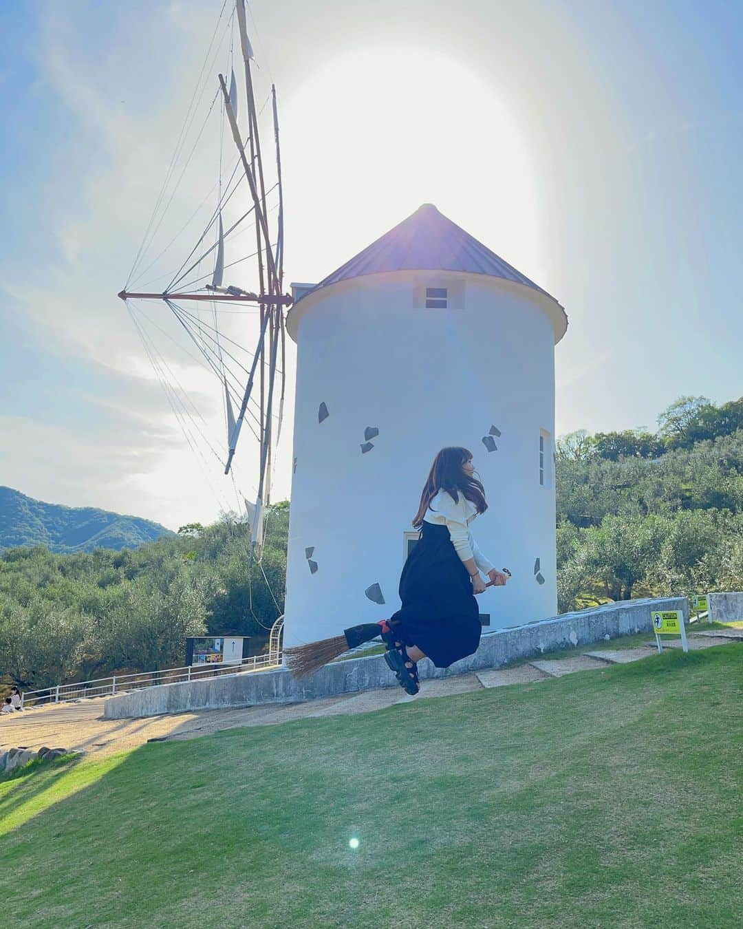 西村季里子のインスタグラム：「・  小豆島に行ってきた🌿  オリーブ公園が映画「魔女の宅急便」の ロケ地らしくてフォトスポットがいっぱいあって 楽しかった🐈‍⬛❤️  海に囲まれた島最高だったな🏝️  #四国#四国旅行#香川#香川県#香川旅行 #小豆島#オリーブ公園#小豆島オリーブ公園  #小豆島観光#映画#魔女の宅急便」