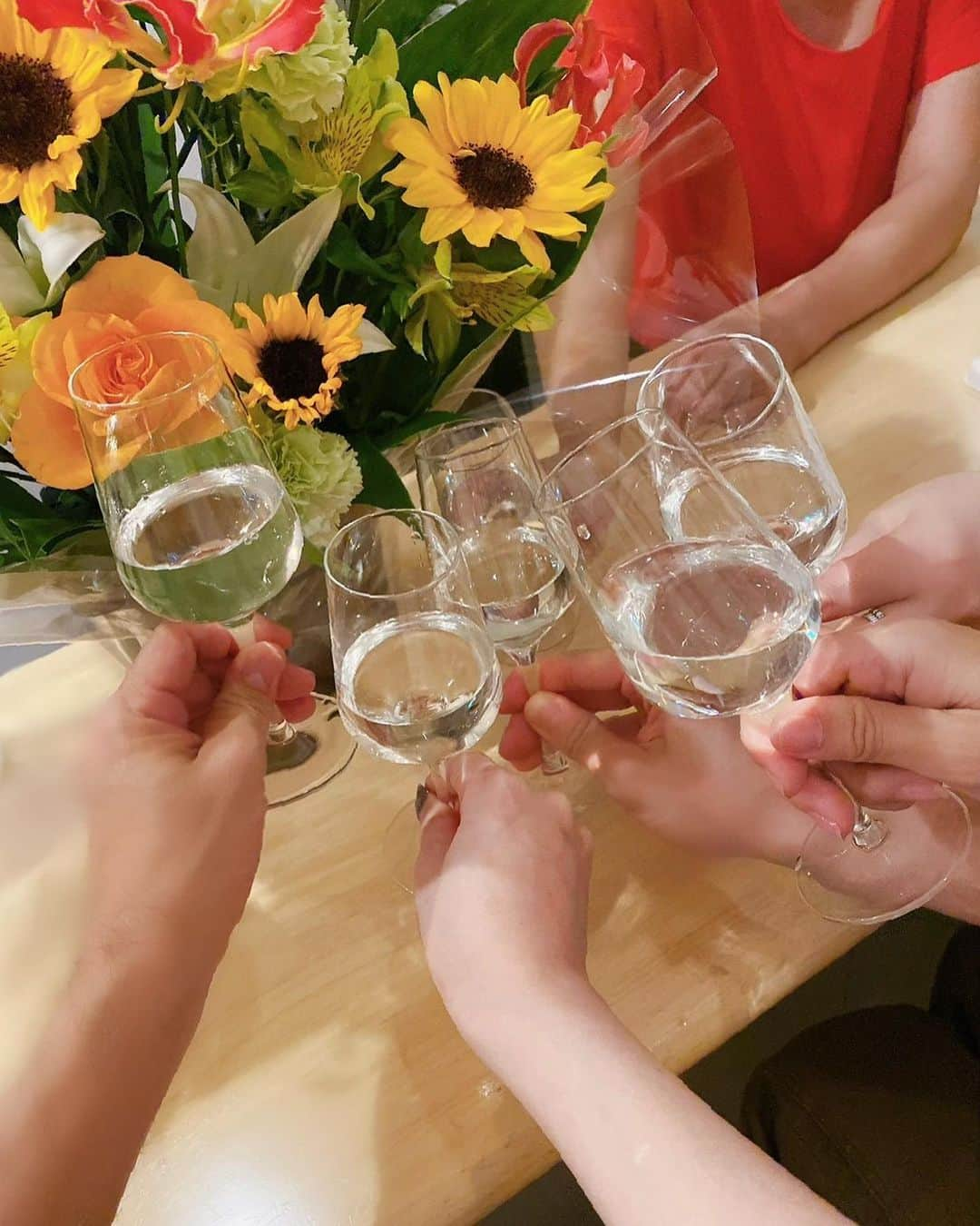 渡辺 さあやさんのインスタグラム写真 - (渡辺 さあやInstagram)「乾杯🥂  先日、誕生日のお祝いで集まったみんなと  年間1000本しか製造されてない 限定日本酒　MINAKIの代表作 @minaki_sake　 『極幻』にて乾杯しました🥂  原料米に山形県産「雪女神」を使用し 29%まで磨き上げていた 【極幻FORMULA2】  ラグジュアリーホテルや ミシュラン獲得店などを中心に展開している とてもいいお酒なので 特別な日に飲もうと決めていました。  お味は… 上品で主張が強いわけではないのですが、 滑らかでフワッと広がる透明感溢れる香り。 それでいて存在感のある味わい。 さすがだなぁと感動しました。  毎月ごく僅かだけ、 オンラインにてクローズド限定販売をされているそうです✴︎  気になる方は是非🍽  製造場所：山形県 原料米：山形県産雪女神100% 内容量：720ml 精米歩合：29% アルコール分：15% 火入れ：1回  #日本酒🍶 #日本酒女子 #日本酒インスタグラマー #日本酒タグラム #極幻 #GOKUGEN #MINAKI #高級日本酒 #レア酒 #luxury #japanesesake #일본술　#ミシュラン #高級日本酒 #PR #ホームパーティー #誕生日会 #バースデーパーティー #birthdaygirl #birthdayparty #japanesegirl #ミシュランガイド掲載店 #5つ星ホテル #美食日記」5月28日 12時15分 - saaya_love