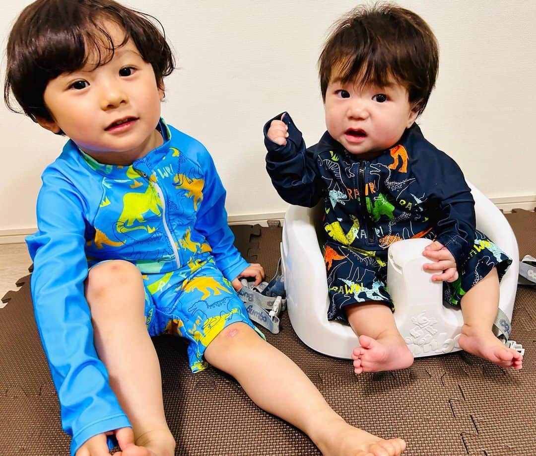 のインスタグラム：「No matter how hot it is❤️‍🔥🌞 the pool awaits us🤣🤣🤣 can't wait for summer🌊🏖 これからどんどん暑くなりそうだねー🌟 @shein_japan  @sheinofficial  #夏コーデ 🌈🍹 水遊びも楽しめそうだね(´∀｀=) #子ども水着 #子ども服コーデ 色違い✨✨  🏝1pack Allover Dinosaur Print Zipper Front One Piece Swimsuit 🆔 10282372 #ワンピース水着 絶対次男は黒が似合うと思った💖 いつでも夏まってるぞい🌟という感じwww  🏝 Dinosaur Print Zipper Front One Piece Swimsuit 🆔 13064923 こちらは明るいカラーダイナソー  我が家のダイナソーたちよw 思う存分夏を頼んでくれwww 兄弟で #水着コーデ (´∀｀) SHEINで #水遊び (*´◒`*) お得なクーポンあるのでぜひ使ってみてみてー^_^  🌟クーポン 🎈Coupon Code：rojide   (extra 15%~20% off, valid until 6/30) お買い上げ金額1～5,999円までは15%OFF、6000円以上は20%OFFになるよぉ(o^^o) 　 #SHEIN #SHEINforAll #クーポンコード #クーポン情報  #クーポン配布中  #シーインクーポン  #ドタバタ育児  #二児のママ  #2児育児 #赤ちゃんのいる暮らし  #3歳男の子 #3歳差育児  #二児の母 #二児ママ  #ママシンガー  #二児育児 #2児ママ #2児のママ #赤ちゃんのいる生活 #ad」