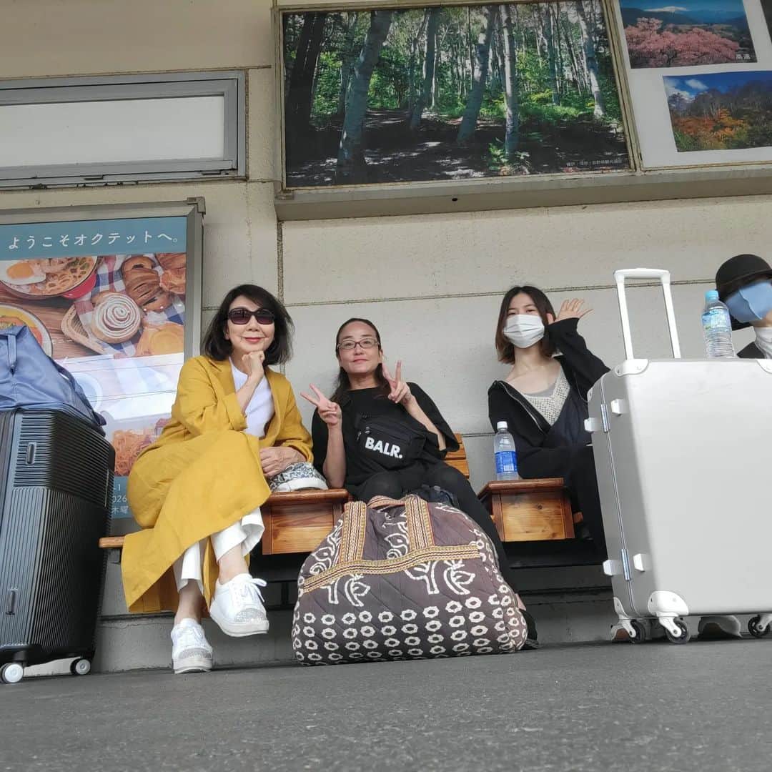 音無美紀子さんのインスタグラム写真 - (音無美紀子Instagram)「次の公演地は松本です。 茅野駅を出発。 あずさ13号に乗り込みます。 あっという間に着いちゃうんだな。 今日本当にいいお天気👍 爽やかな朝。 Dear Anjelの麻のチェストコートがとても役に立ちます。 #風を打つ #太川陽介 #いわいのふ健 #生津徹 #Dear Angel」5月28日 12時27分 - mikikootonashi