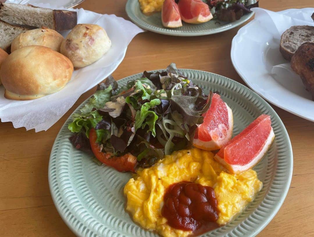 山崎聡子さんのインスタグラム写真 - (山崎聡子Instagram)「美味しいものの写真って 後に見返しても幸せな気持ちになれる🫠🍣🍖  忘れられない感動の味ってありますか…？？  #食べたいものがありすぎる  #1枚目は数年前の韓国🇰🇷」5月28日 12時23分 - 310puu