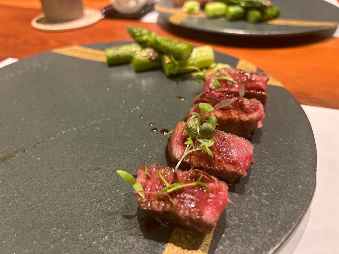 山崎聡子さんのインスタグラム写真 - (山崎聡子Instagram)「美味しいものの写真って 後に見返しても幸せな気持ちになれる🫠🍣🍖  忘れられない感動の味ってありますか…？？  #食べたいものがありすぎる  #1枚目は数年前の韓国🇰🇷」5月28日 12時23分 - 310puu