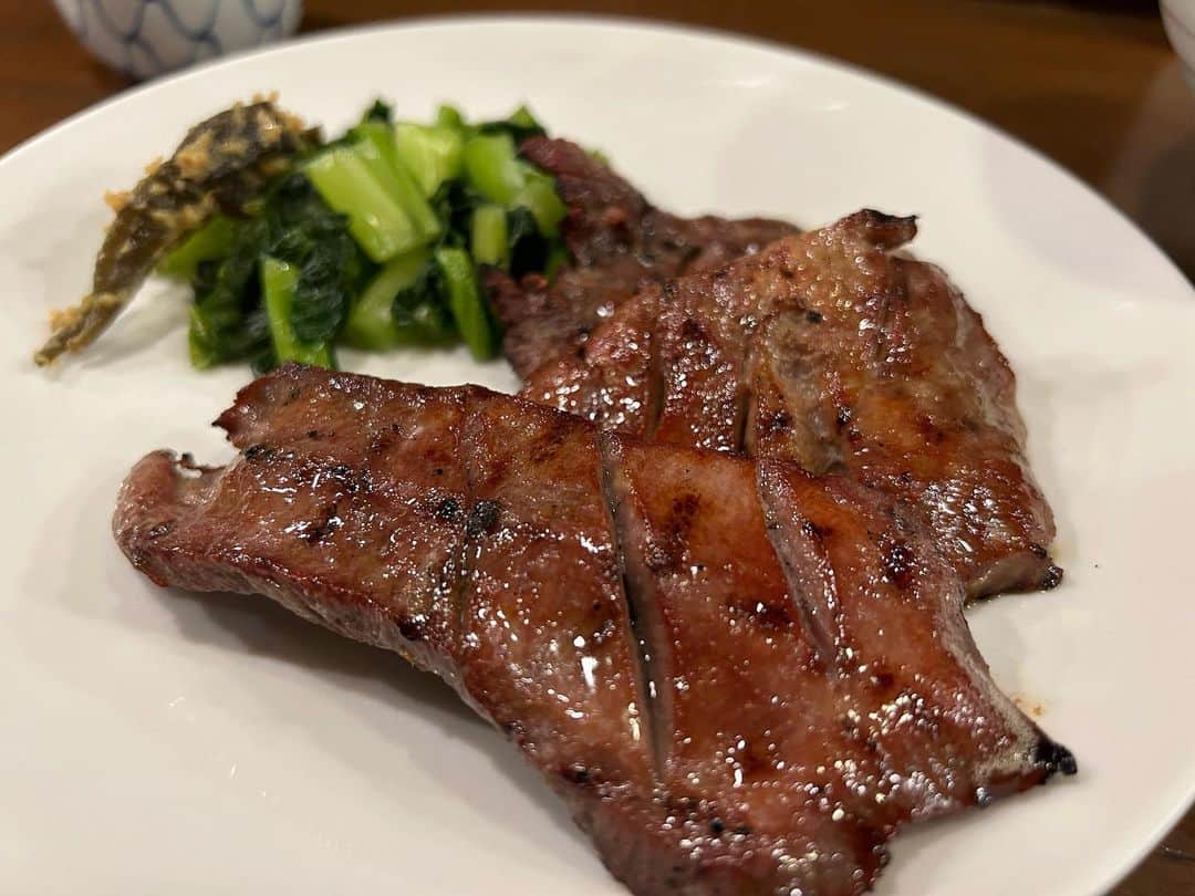 山崎聡子さんのインスタグラム写真 - (山崎聡子Instagram)「美味しいものの写真って 後に見返しても幸せな気持ちになれる🫠🍣🍖  忘れられない感動の味ってありますか…？？  #食べたいものがありすぎる  #1枚目は数年前の韓国🇰🇷」5月28日 12時23分 - 310puu