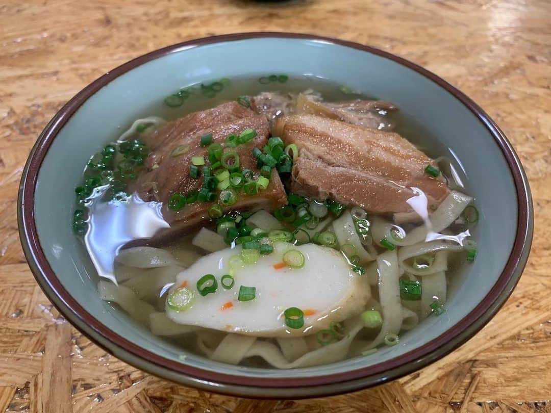 山崎聡子さんのインスタグラム写真 - (山崎聡子Instagram)「美味しいものの写真って 後に見返しても幸せな気持ちになれる🫠🍣🍖  忘れられない感動の味ってありますか…？？  #食べたいものがありすぎる  #1枚目は数年前の韓国🇰🇷」5月28日 12時23分 - 310puu