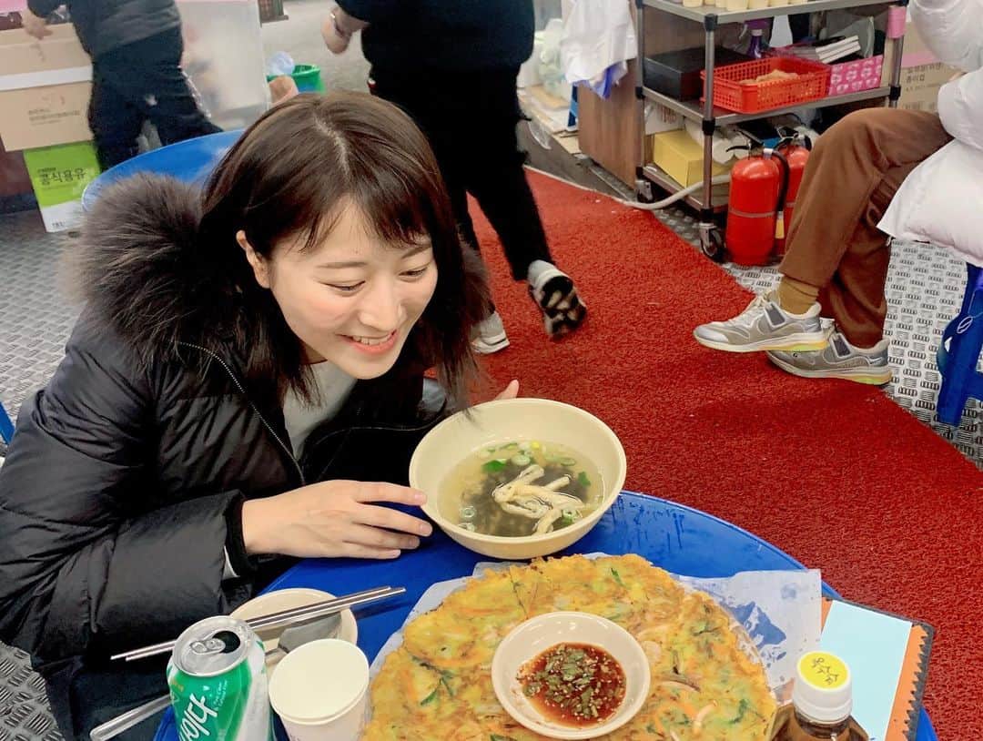 山崎聡子のインスタグラム：「美味しいものの写真って 後に見返しても幸せな気持ちになれる🫠🍣🍖  忘れられない感動の味ってありますか…？？  #食べたいものがありすぎる  #1枚目は数年前の韓国🇰🇷」