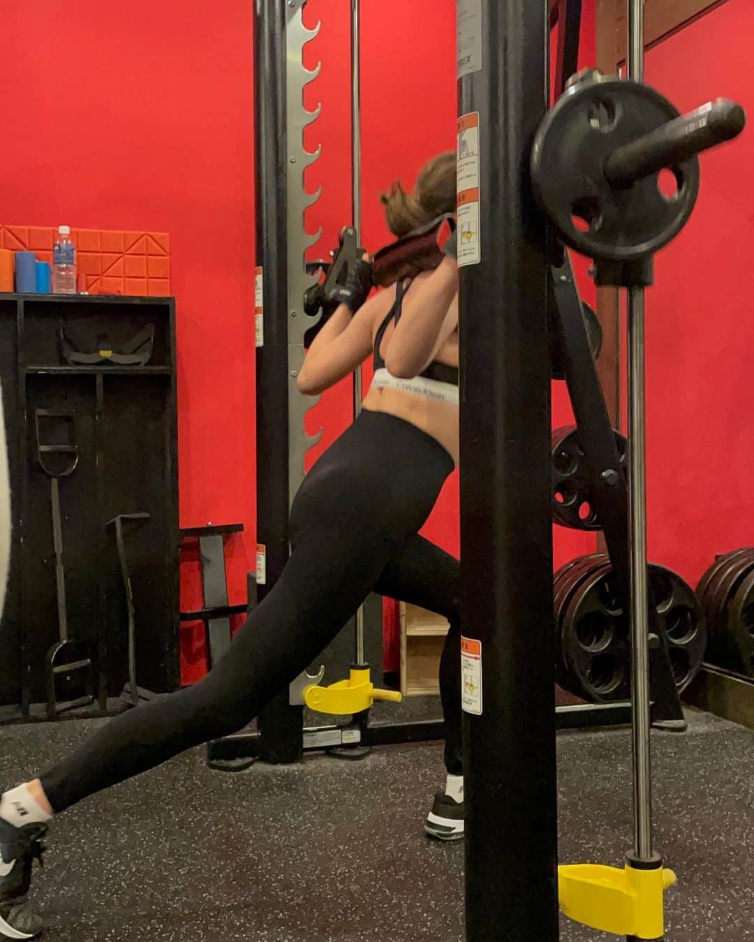 大日方久美子さんのインスタグラム写真 - (大日方久美子Instagram)「・ 自律神経の乱れを整える為には適度な運動が効果的。  「適度」が大切で「過度」になると自律神経を余計乱すことになります。  今まで自重を使ったトレーニングでは全身を使い疲れ過ぎてしまっていたので、初めてマシーンを使うトレーニングに変えてみました。  トレーナーの @hiraku_wakui さんと行うトレーニングは、その日効かせると決めた箇所しか筋肉痛になりません。  追い込まれることも、無理やり何かさせられることもなくトレーニングが「辛い」と感じなくなりました。  かなり細かく正しい姿勢や身体の使い方を伝えてくれるので動かし方もすぐに理解することができます。  お腹や腕を引き締めたい。というリクエストをしても、お腹だけ、腕だけにアプローチするのではなく、他の箇所にアプローチする過程で一緒にお腹や腕を使うトレーニングをするので、一石二鳥の効果です。  一回一回、体力が回復するくらい休憩をしながら修正してくれるので、回数を重ねて疲れているはずなのに、身体の使い方、力の入れる箇所が理解でき3セット目の方が楽になることもあります。←これには本当に驚きました。  何より和久井さんとのトレーニングが心底楽しくて週2回から3回に増やしたいと思うほどに。　  こんな自分に出会えるとは思ってもいなかったので和久井トレーナーに感謝して身体作りのことは全て任せることにしました。  1年後の自分が楽しみです。  50歳になってもスノーボードを思いっきり楽しめる自分でありたいし、とにかく今は更年期の症状からくる自律神経の乱れを治し、睡眠障害を治したい！  多方面から更年期症状にアプローチして健やかに過ごせるよう頑張る💪🏻😤  最近、トレーニングと食事とサプリで少しずつホットフラッシュの症状が軽減されてきました😆✨  1時間おきに目が覚めてしまっていた症状も3時間おきくらいになってきて嬉しい！  更年期の症状がある方がいらっしゃったら、久美子も頑張るので一緒に頑張りましょうー！！  ・ ・ #自分メモ #久美子の更年期ケア #ホットフラッシュ #更年期症状 #更年期対策」5月28日 12時25分 - kumi511976