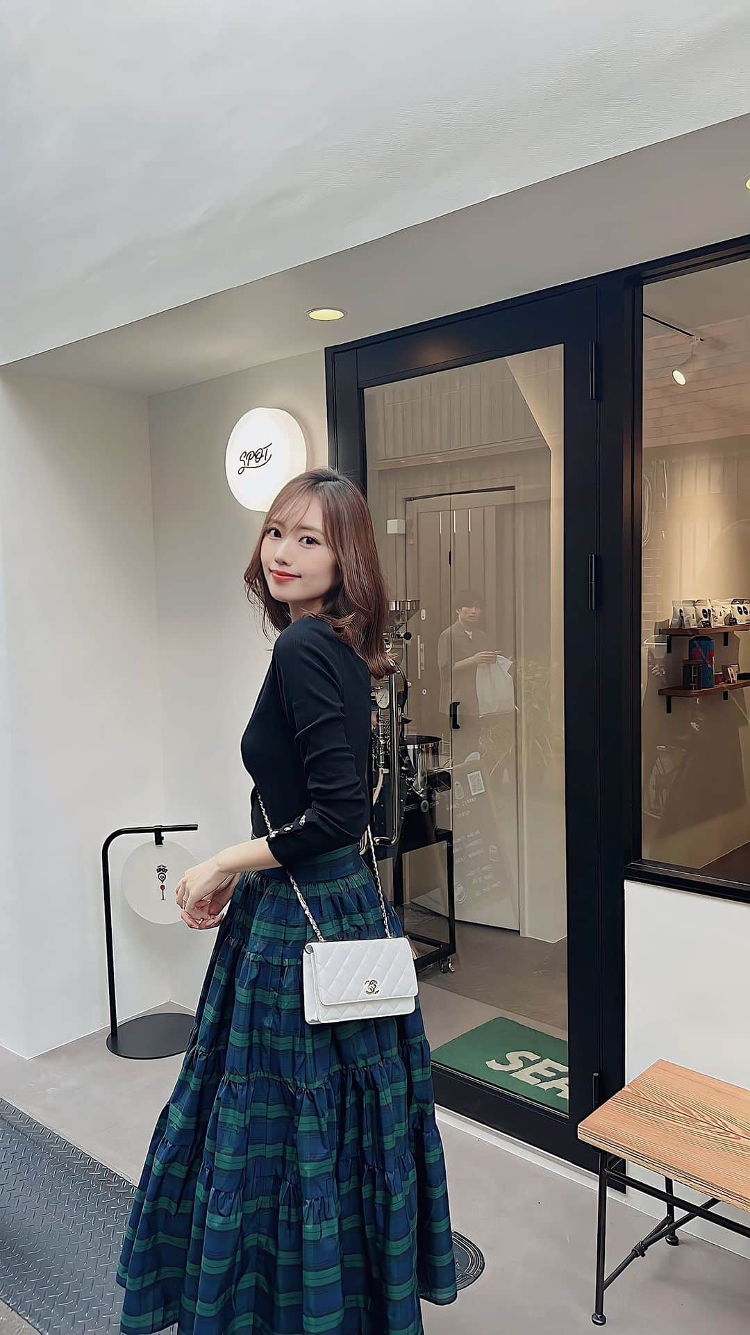 渡邉みさきのインスタグラム：「@birthdaybashshop  tops...HEART BUTTON SLEEVE TOPS skirt...CHECKERED TIERED FLARE SKIRT  どっちも友達に褒められたitem🫢❤️ スカートはボリュームもあってフワフワで 可愛い🥺 キレイめにもカジュアルにも着れてお気に入り🤍🤍  #birthdaybash  #コーデ #プチプラコーデ#birthdaybash購入品  #バースデーバッシュ#BB #きれいめカジュアル #きれいめコーデ  #カジュアルコーデ #スニーカーコーデ」