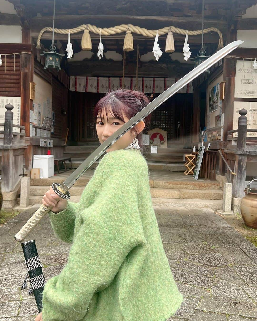 堀江聖夏さんのインスタグラム写真 - (堀江聖夏Instagram)「⌇‎♡♡♡ ⁡ 淡路島・松帆神社 @matsuhojinjyashrine  で名刀・菊一文字を握らせてもらいました🥹 ずしんっと重たくてとても 貴重な体験が出来て嬉しかった𓂃 ⁡ 宮司さんが優しくて、 神社の歴史などについても 教えてくださいました.ᐟ.ᐟ ⁡ 淡路島に行かれた際はぜひ みなさんも触ってみてね🌞 ⁡ ⁡ ________________________________ #淡路島  #松帆神社 #鬼滅の刃 #自然 #旅行 #神社  #𝘫𝘢𝘱𝘢𝘯 #𝘵𝘳𝘢𝘷𝘦𝘭」5月28日 12時29分 - mina_horie
