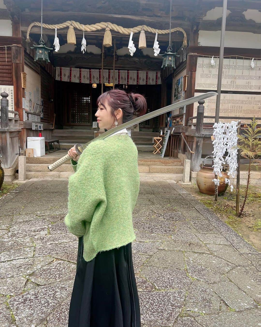 堀江聖夏さんのインスタグラム写真 - (堀江聖夏Instagram)「⌇‎♡♡♡ ⁡ 淡路島・松帆神社 @matsuhojinjyashrine  で名刀・菊一文字を握らせてもらいました🥹 ずしんっと重たくてとても 貴重な体験が出来て嬉しかった𓂃 ⁡ 宮司さんが優しくて、 神社の歴史などについても 教えてくださいました.ᐟ.ᐟ ⁡ 淡路島に行かれた際はぜひ みなさんも触ってみてね🌞 ⁡ ⁡ ________________________________ #淡路島  #松帆神社 #鬼滅の刃 #自然 #旅行 #神社  #𝘫𝘢𝘱𝘢𝘯 #𝘵𝘳𝘢𝘷𝘦𝘭」5月28日 12時29分 - mina_horie