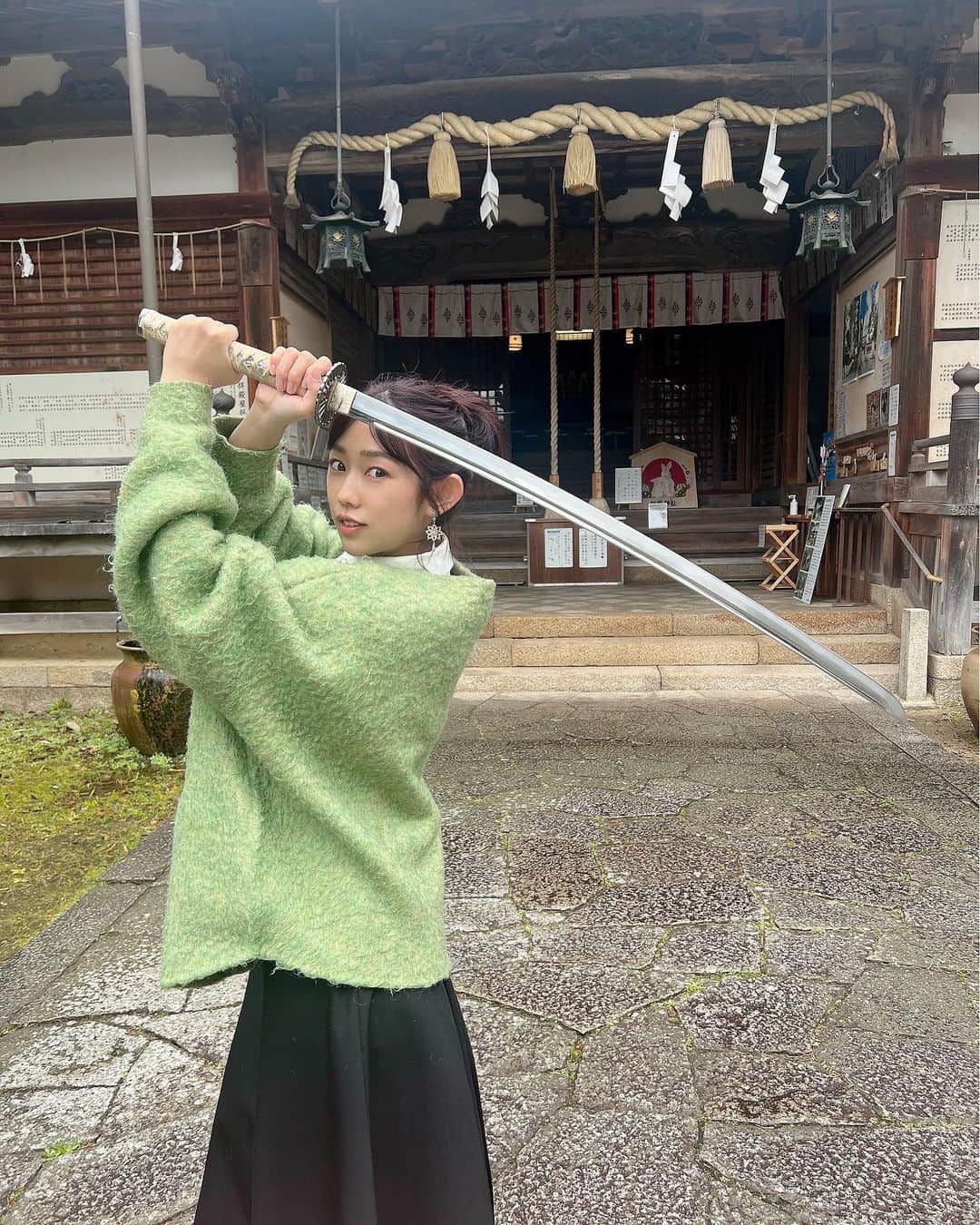 堀江聖夏さんのインスタグラム写真 - (堀江聖夏Instagram)「⌇‎♡♡♡ ⁡ 淡路島・松帆神社 @matsuhojinjyashrine  で名刀・菊一文字を握らせてもらいました🥹 ずしんっと重たくてとても 貴重な体験が出来て嬉しかった𓂃 ⁡ 宮司さんが優しくて、 神社の歴史などについても 教えてくださいました.ᐟ.ᐟ ⁡ 淡路島に行かれた際はぜひ みなさんも触ってみてね🌞 ⁡ ⁡ ________________________________ #淡路島  #松帆神社 #鬼滅の刃 #自然 #旅行 #神社  #𝘫𝘢𝘱𝘢𝘯 #𝘵𝘳𝘢𝘷𝘦𝘭」5月28日 12時29分 - mina_horie