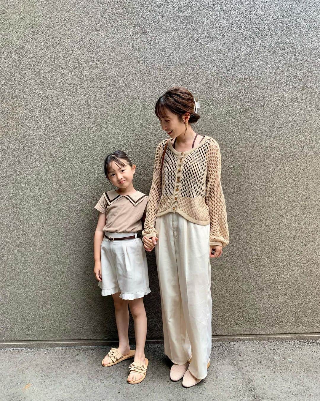 satomiのインスタグラム：「🤎🤍  レッスンはいつもパパと行ってたけど ふうとも成長してきて預けやすくなったから 久しぶりに一緒に行ってきたよ😊🫶🏻  演技頑張ってます❤️❤️  👧🏻 tops #pairmanon  pants #バースデイ #tinymanon  sandal #grbirthday   👩🏻 tank top / cardigan #しまむら #terawearemu #talbyyumi  pants #gu shoes #grshimamura #talbyyumi   #7歳 #riina93linkcode #リンクコーデ  #親子リンクコーデ #淡色コーデ #プチプラコーデ #ベージュコーデ #ホワイトパンツ #スラックス #ショートパンツ」