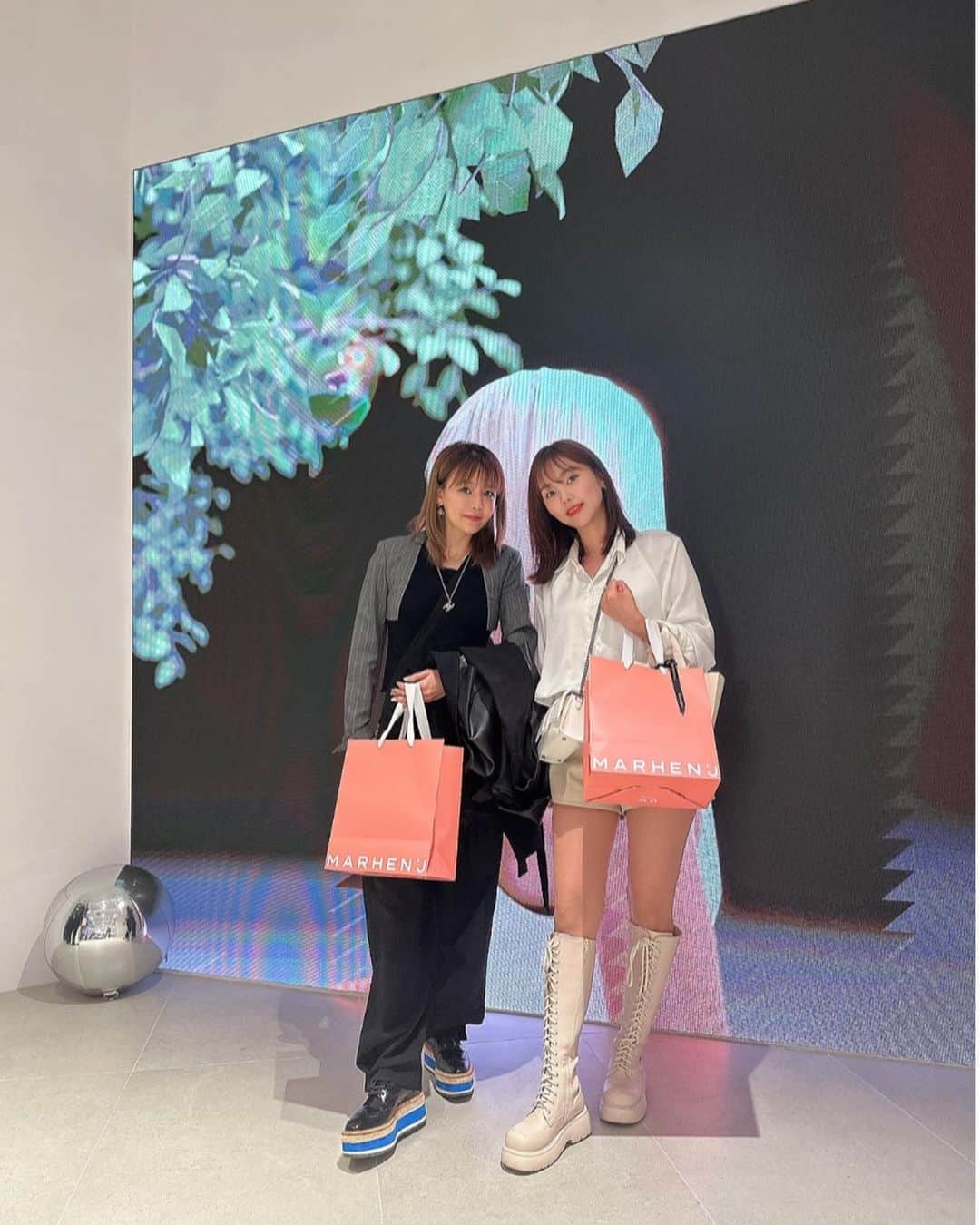 カン・ユンジのインスタグラム：「레나의 초대로 MARHENJ 플래그십 스토어 오픈 행사에 다녀왔어욥 ♥️🎁 Thank you for inviting me〜 レナ、招待ありがとうね〜」