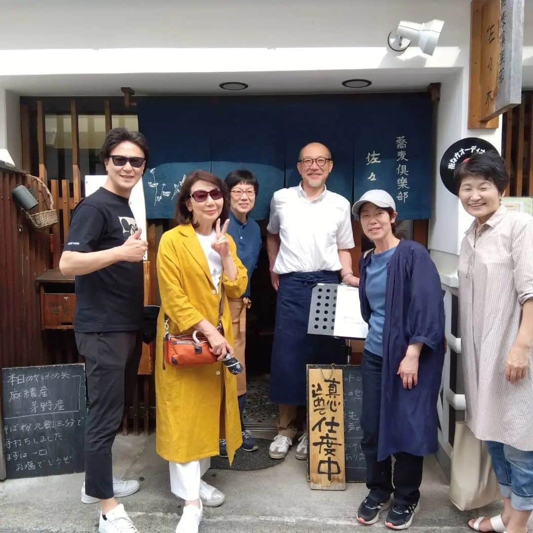 のインスタグラム：「松本に来たら絶対行くと決めていたお蕎麦屋さん。 数年前、旅サラダと言う番組で立ち寄った「蕎麦クラブ佐々木」 佐々木さんは市民オペラの歌手で、前に来た時は歌って下さったの。バリトンのすごくいい声！ 日曜日で松本の町は観光客がいっぱい！佐々木さんのお店も満員でした。 閉店ギリギリに伺ったら、ラッキーにも数分待っただけで入ることが出来ました。 手打ちの蕎麦懐石。 胡麻豆腐も手作りで、胡麻の香りが豊か。 日本酒“真澄”、いやあ、お昼なのに飲んでしまった！ 美味しい。 お蕎麦は、お箸にチョンチョンと塩を付けて食べる！ どんなに美味しいか分かる？ 塩でいける！ 蕎麦つゆも美味しいし、 鴨ネギの温つゆでも美味しい。 蕎麦好きの主人にも食べさせてあげたいわ。 お話の流れから、佐々木さんご夫妻で、まつもと市民劇場の会員さんになって下さって、明日の舞台を観て頂けることに。 感謝、感激です。 近くの四柱神社で感謝のお参りを。 松本、大好きな町です。  #蕎麦クラブ佐々木 #まつもと市民劇場 #蕎麦懐石 #風を打つ #四柱神社」