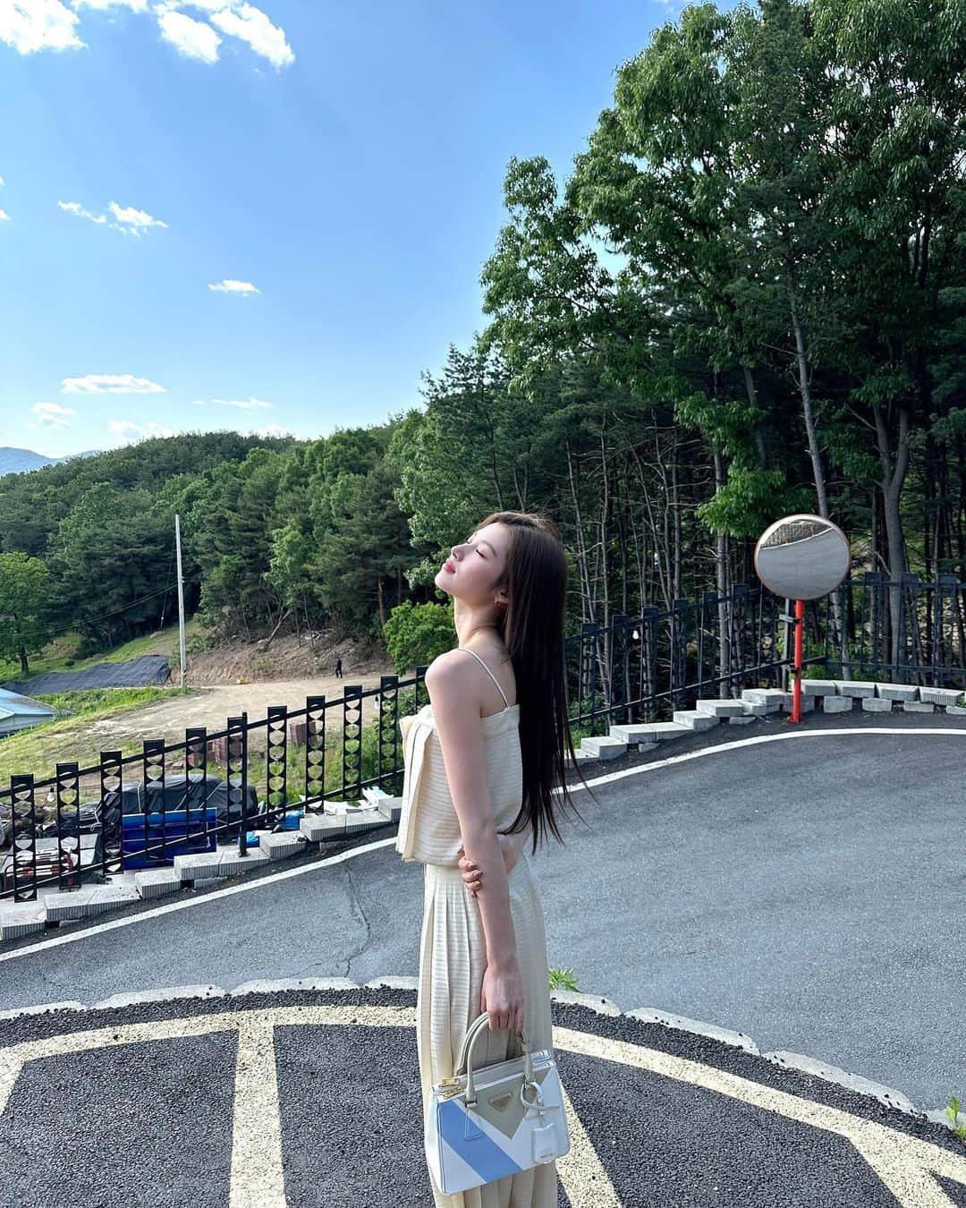 TWICEさんのインスタグラム写真 - (TWICEInstagram)「#ad #SANA  Our love is Desert and White. Find the color of your love with the new #PradaGalleria  @prada」5月28日 18時00分 - twicetagram