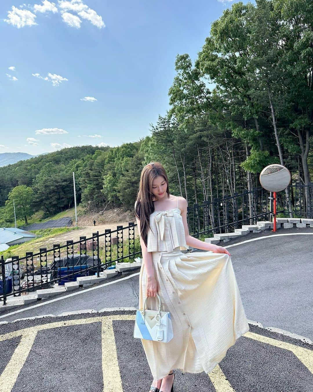 TWICEさんのインスタグラム写真 - (TWICEInstagram)「#ad #SANA  Our love is Desert and White. Find the color of your love with the new #PradaGalleria  @prada」5月28日 18時00分 - twicetagram