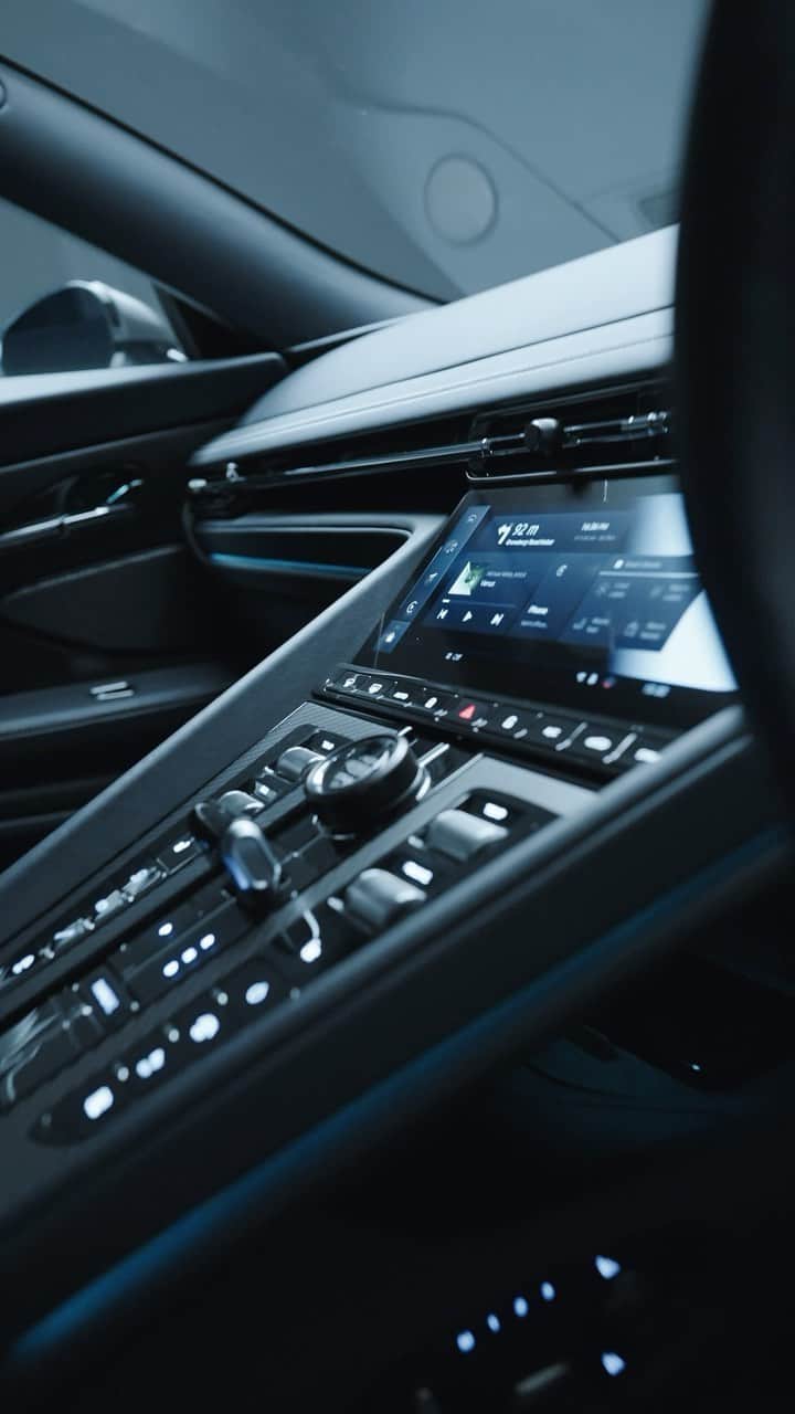 アストンマーチンのインスタグラム：「The best of British craft meets the best of future technology.  #AstonMartin #DB12 #ICONDRIVEN」