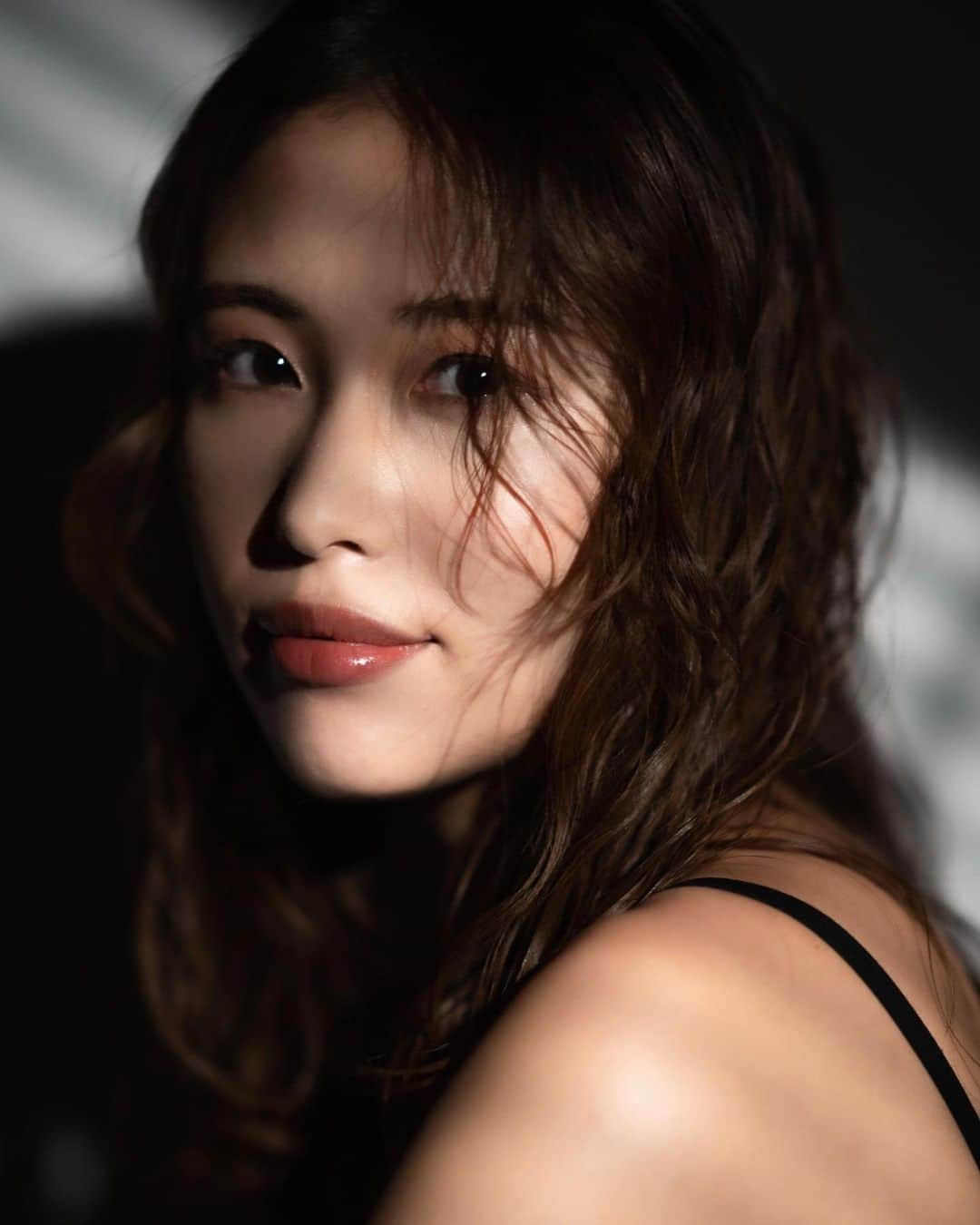 澤井玲未のインスタグラム：「メイクを変えて、3通り別人になったみたいで楽しかった📷🤍 .  📸: @kiyoshi.yamauchi  💄: @enishi_maki  .  #testshoot #photography #model #hairmake #作品撮り #cruvamanagement」
