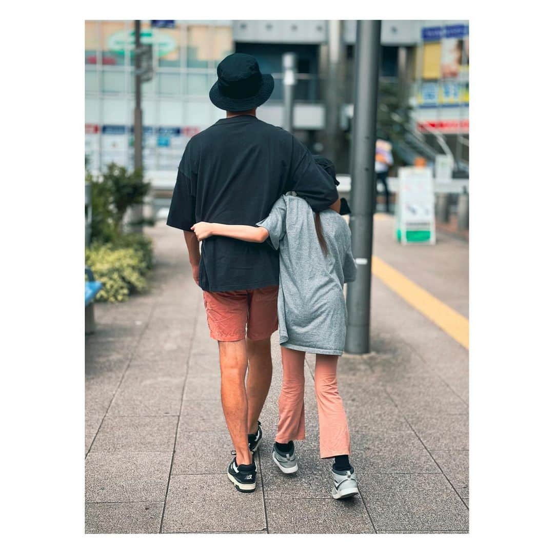 肥野竜也のインスタグラム：「＂ベタベタ親子＂  今だけだとはわかっているつもりです…w その日が来るまでベタベタするつもりですwww ⁡ #ベタベタ親子 #娘 #メンズファッション #メンズカジュアル #ファッション #私服 #パパコーデ #メンズモデル #mensfashion #menstyle #fashion #daughter」